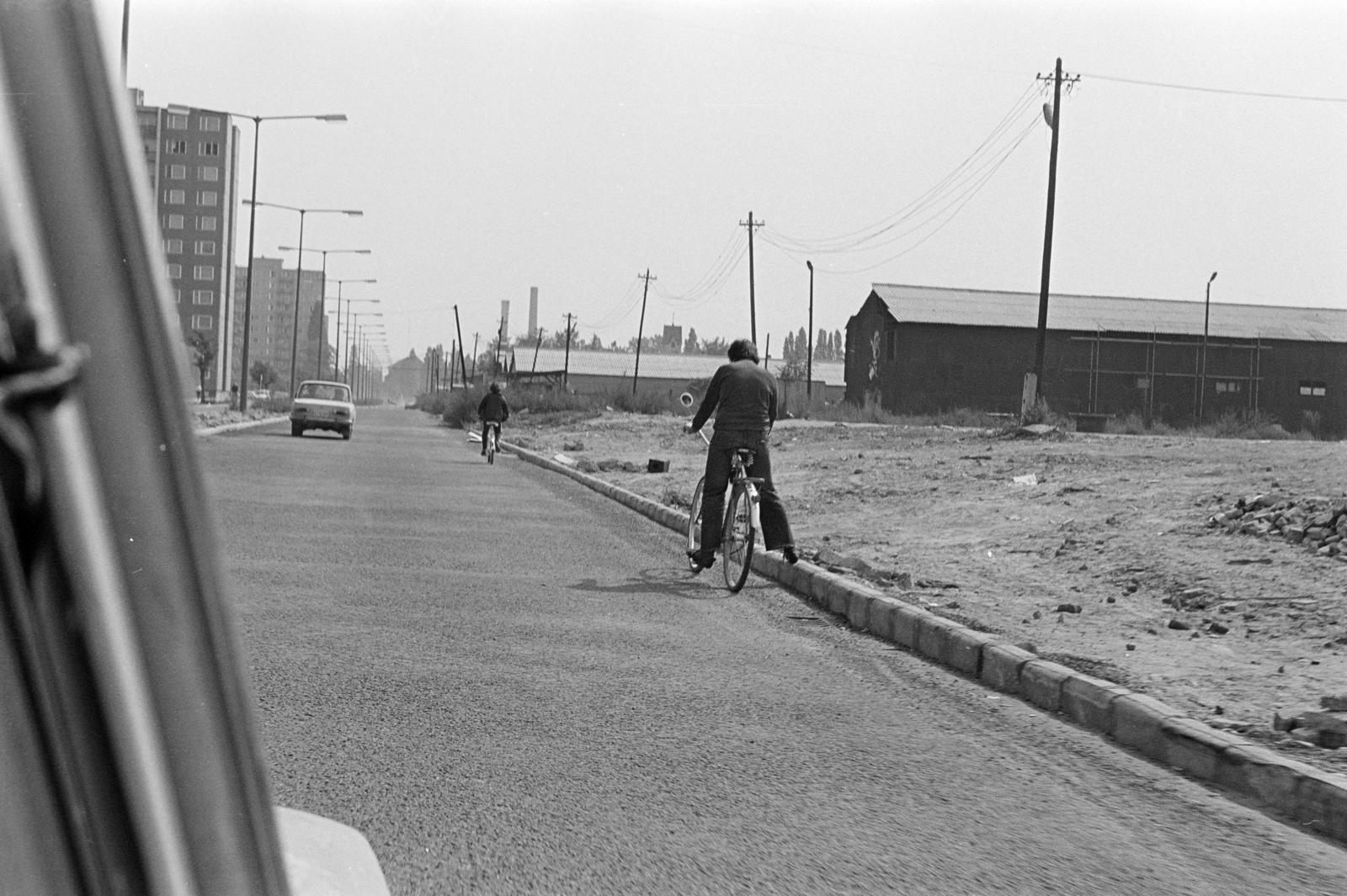 Hungary, Budapest IV., Tél utca, távolban az Elem utca és a Berlini utca (Szabadságharcosok útja) sarkán az Újpesti Erőmű épülete látható., 1980, Prohászka Imre, Best of, bicycle, Budapest, Fortepan #288801