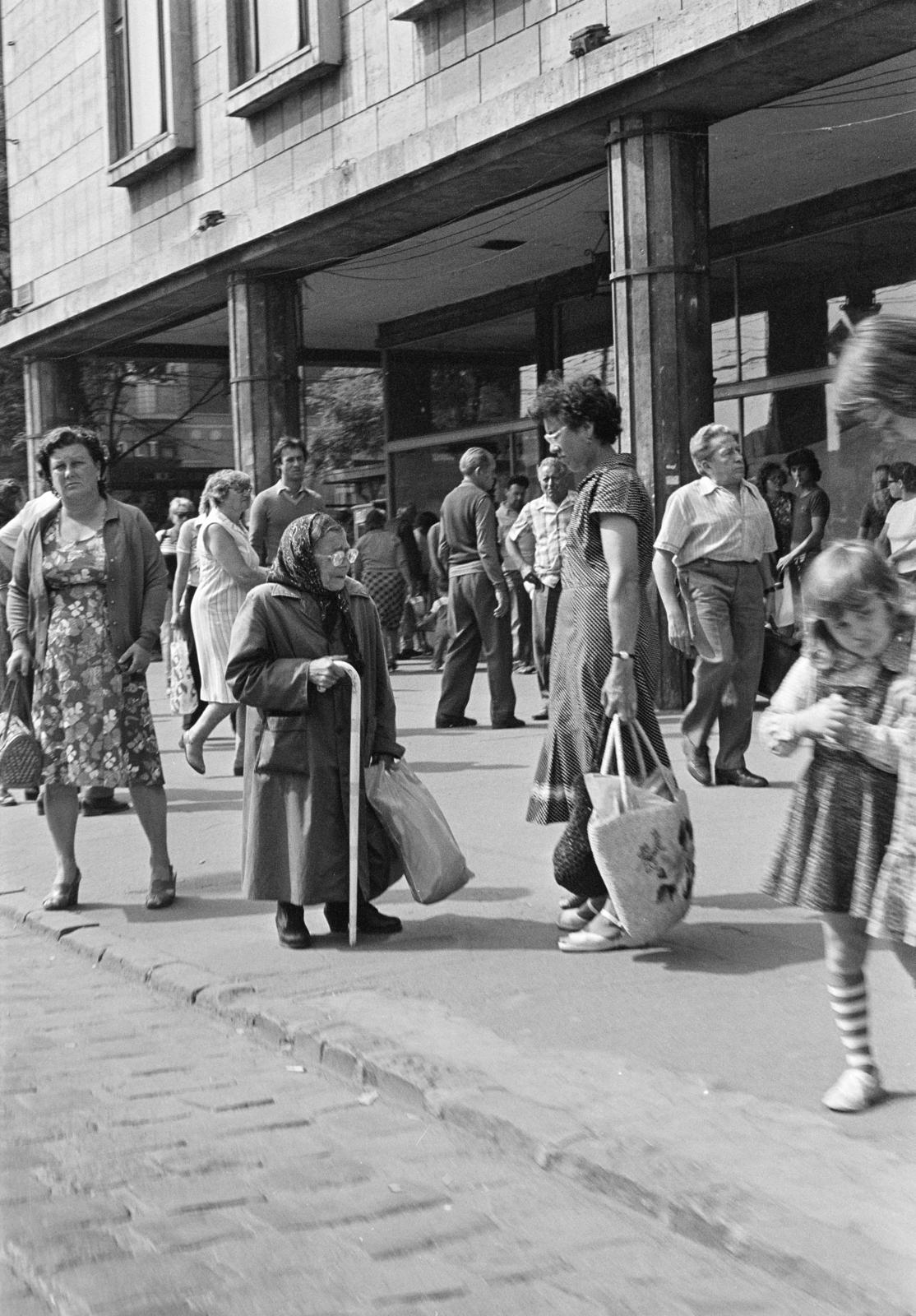 Hungary, Budapest IV., az István (Bajcsy-Zsilinszky) út az Árpád út kereszteződésénél, a felvétel az Újpesti Áruház előtt készült., 1980, Prohászka Imre, Best of, Budapest, Fortepan #288802