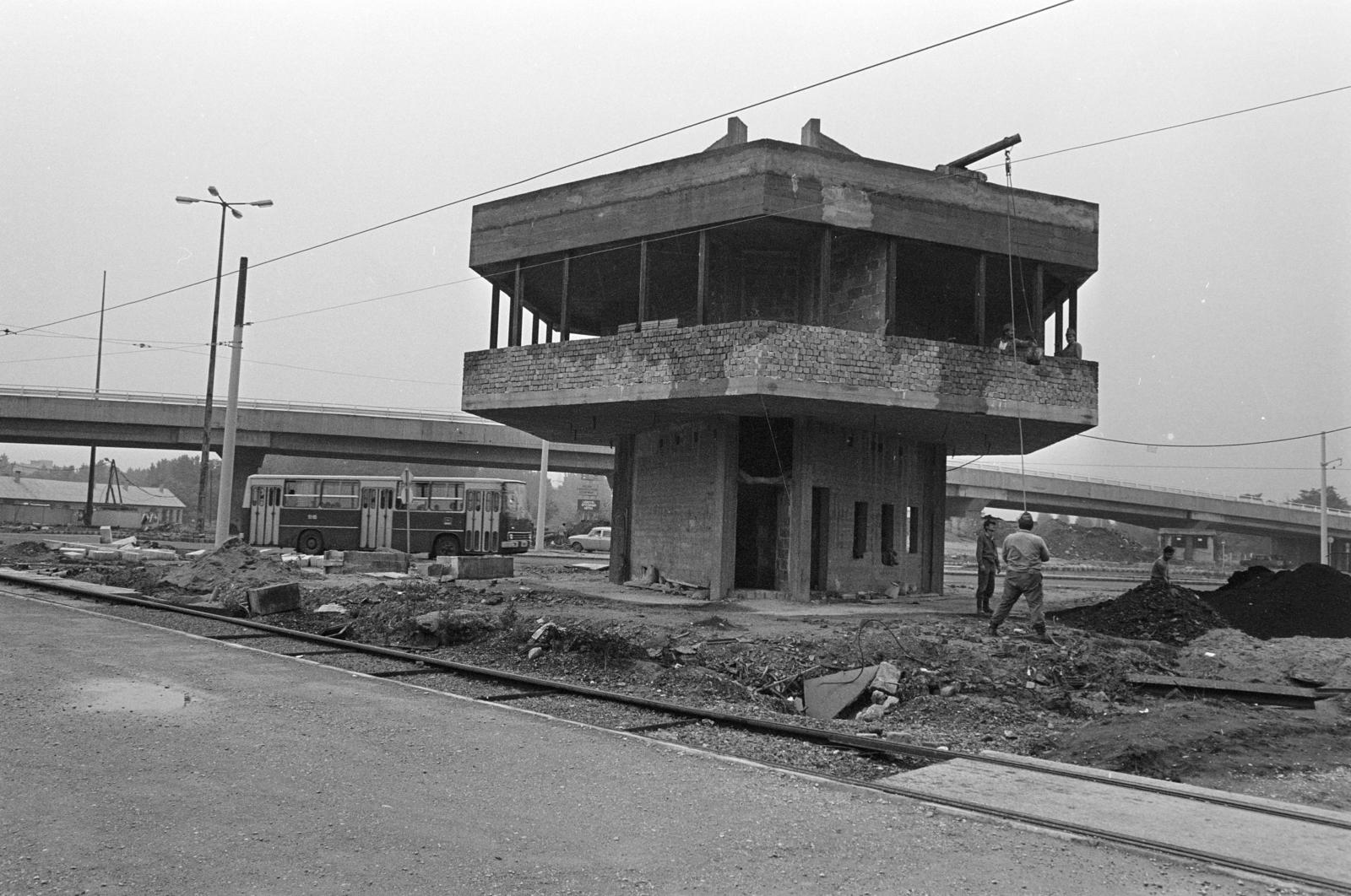 Hungary, Budapest IX.,Budapest X., a Ferde utca - Üllői út közötti terület, a Határ úti BKV végállomás irányító épületének építkezése. Háttérben a Ferihegyi Repülőtérre vezető út felüljárója a Kőér utcánál., 1980, Prohászka Imre, Budapest, Fortepan #288804