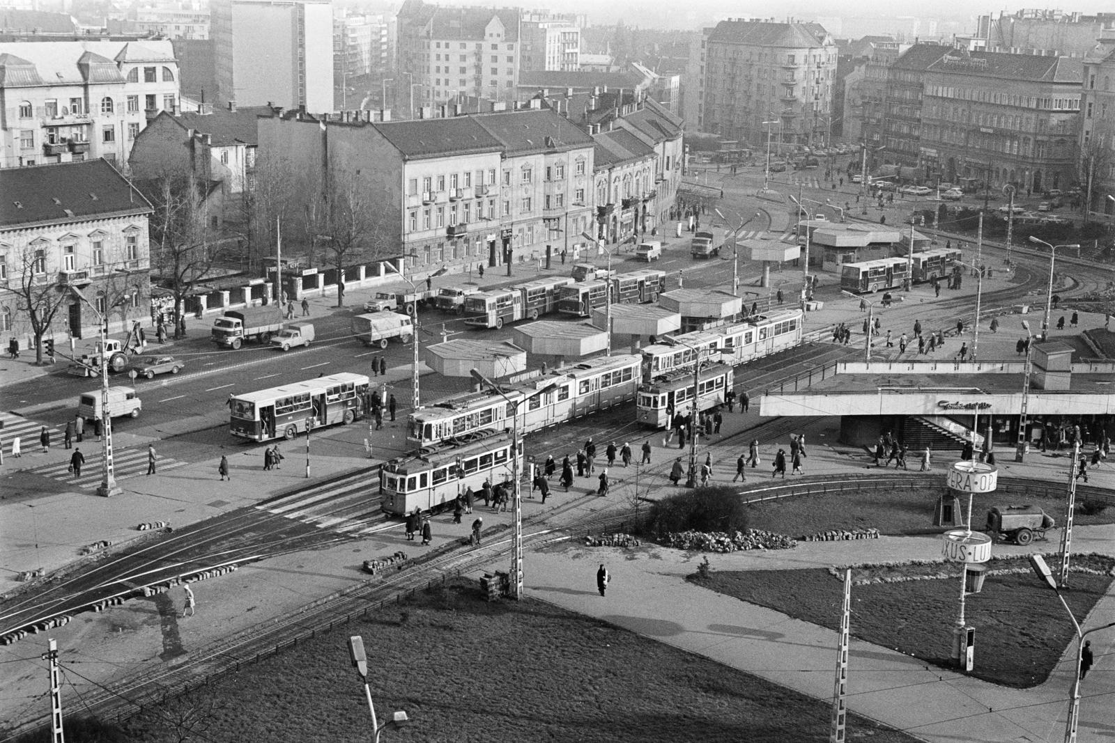 Hungary, Budapest II., Széll Kálmán (Moszkva) tér a Széna tér felé nézve., 1979, Prohászka Imre, Best of, tram stop, tram, Budapest, Fortepan #288811