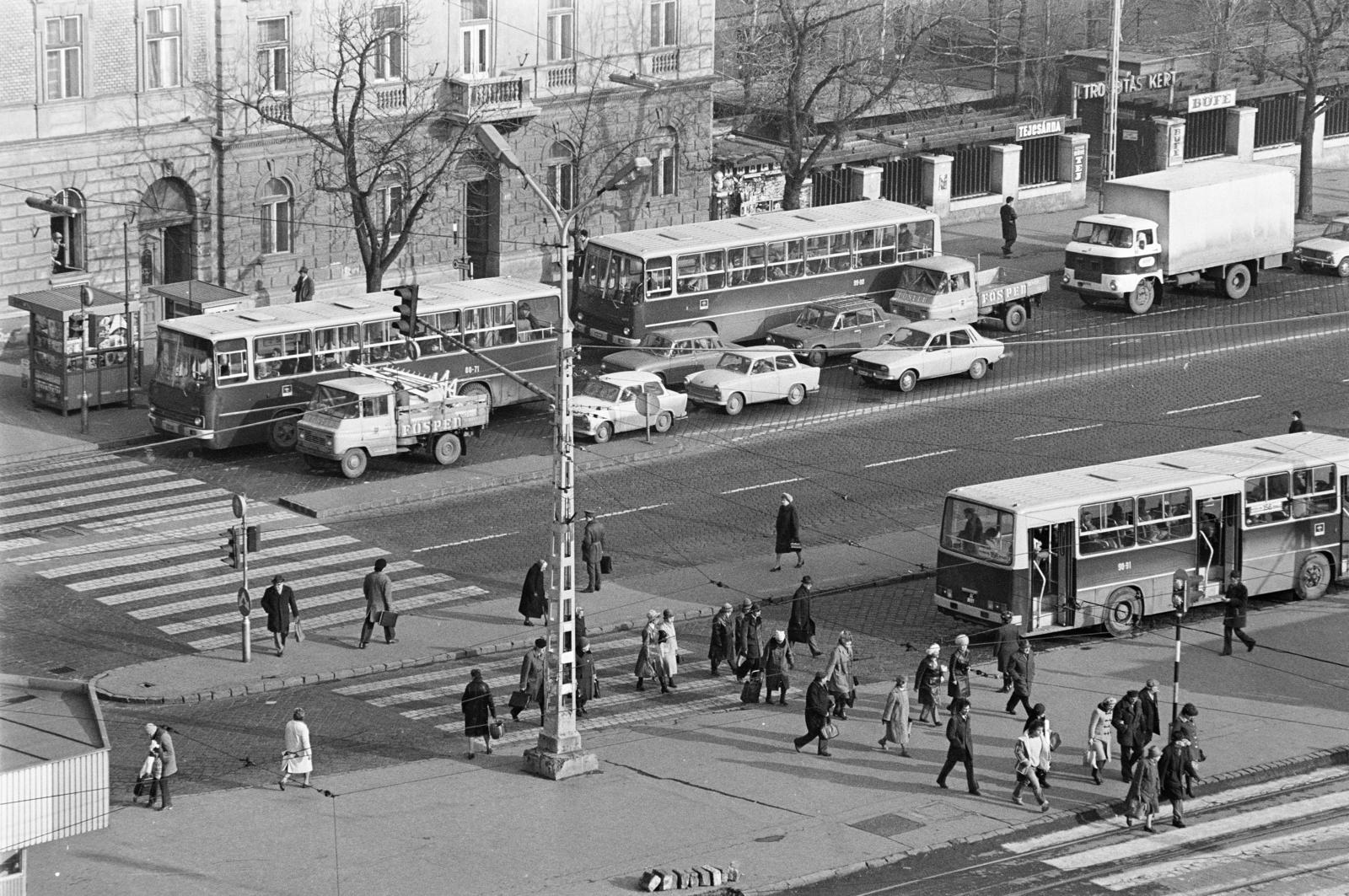 Magyarország, Budapest II., Széll Kálmán (Moszkva) tér, gyalogos átkelőhely a Dékán utca felé., 1979, Prohászka Imre, gyalogátkelő, újságárus, Budapest, Fortepan #288812