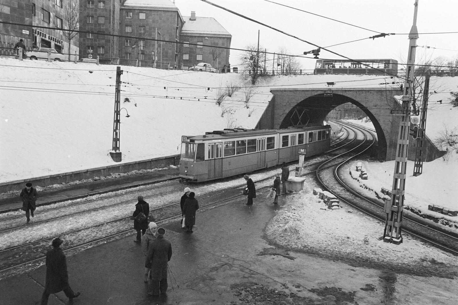 Magyarország, Budapest II., Széll Kálmán (Moszkva) tér, szemben a Krisztina körút felé vezető villamos aluljáró a Várfok utca és a Vérmező út találkozásánál., 1979, Prohászka Imre, tél, villamos, Budapest, Fortepan #288815