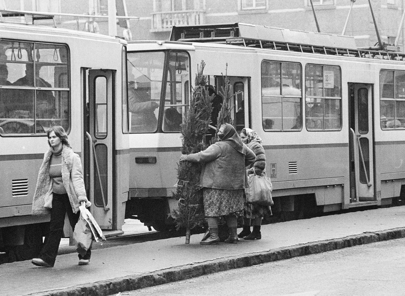 Hungary, Budapest XI., Fehérvári út, villamosmegálló a Bocskai út és az Október huszonharmadika (Schönherz Zoltán) utca találkozásánál., 1982, Prohászka Imre, Budapest, Fortepan #288816