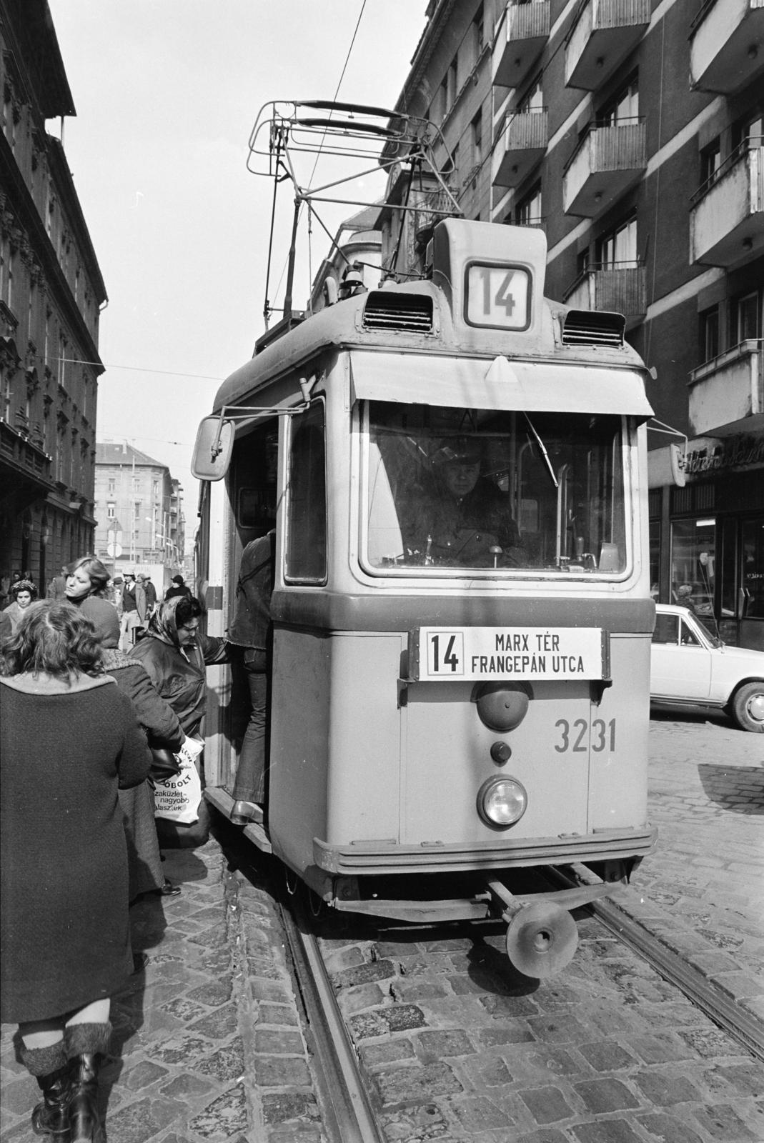 Hungary, Budapest XIII., Visegrádi utca, villamosmegálló a 18-as számú ház előtt. Jobbra a 11-es számú ház erkélyei láthatók., 1980, Prohászka Imre, Budapest, Fortepan #288831