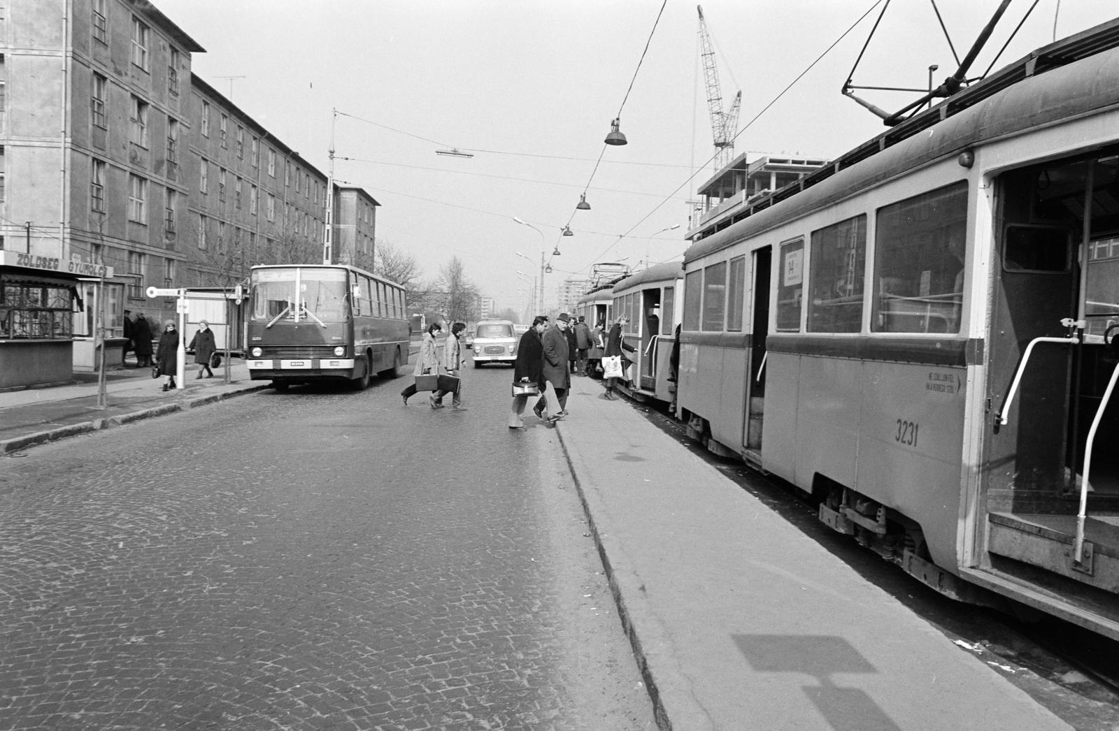 Hungary, Budapest XIII., Béke utca, villamosmegálló a Frangepán utcánál, balra a Fáy utcai laktanya egyik épülte (majd munkásszálló, később Kínai Kereskedelmi és Információs központ)., 1980, Prohászka Imre, Budapest, Fortepan #288832