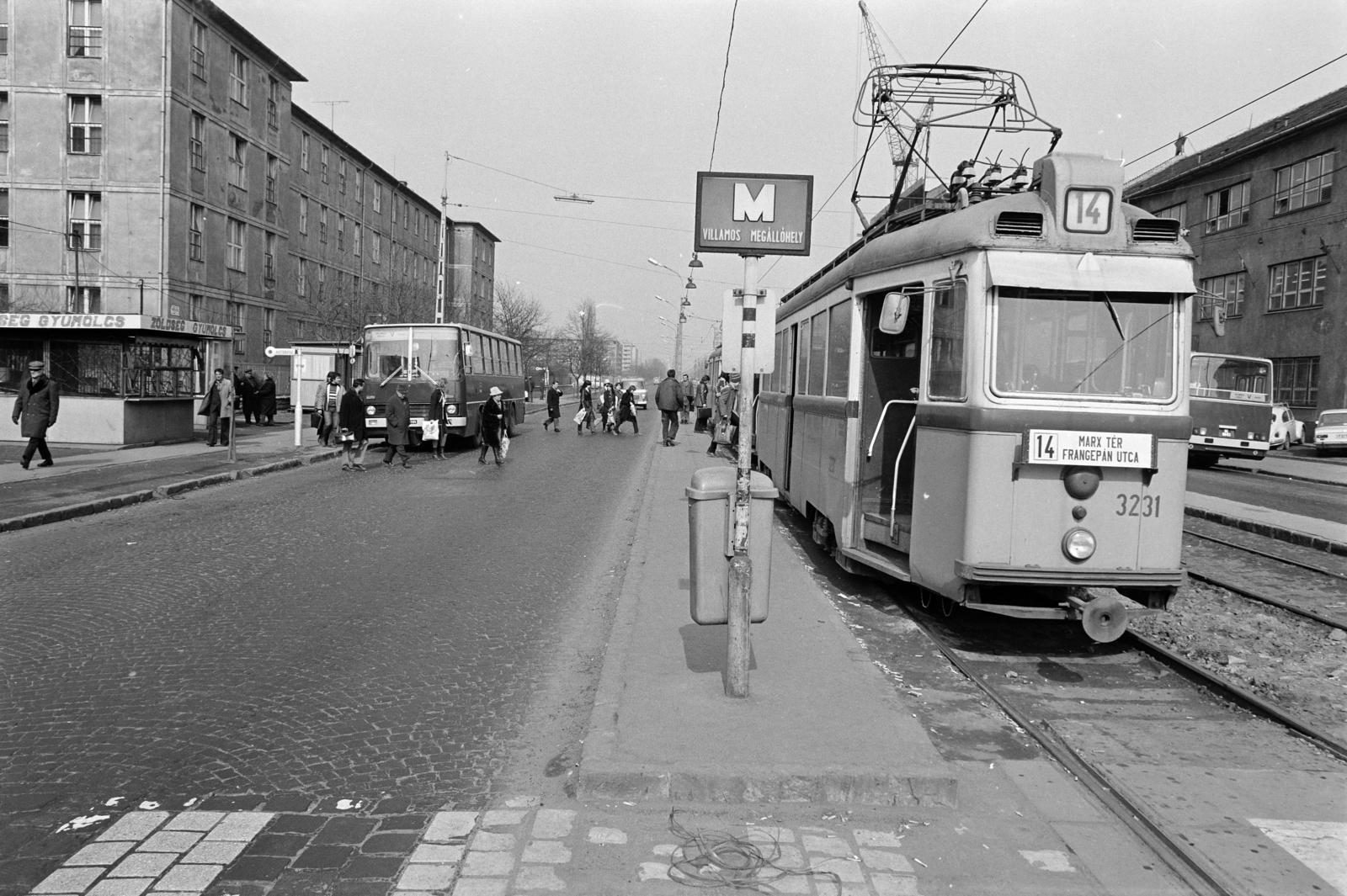 Magyarország, Budapest XIII., Béke utca, villamosmegálló a Frangepán utcánál, balra a Fáy utcai laktanya egyik épülte (majd munkásszálló, később Kínai Kereskedelmi és Információs központ)., 1980, Prohászka Imre, gyalogátkelő, villamosmegálló, villamos, Ikarus 260, BKV-szervezet, Ganz UV, Budapest, Fortepan #288833