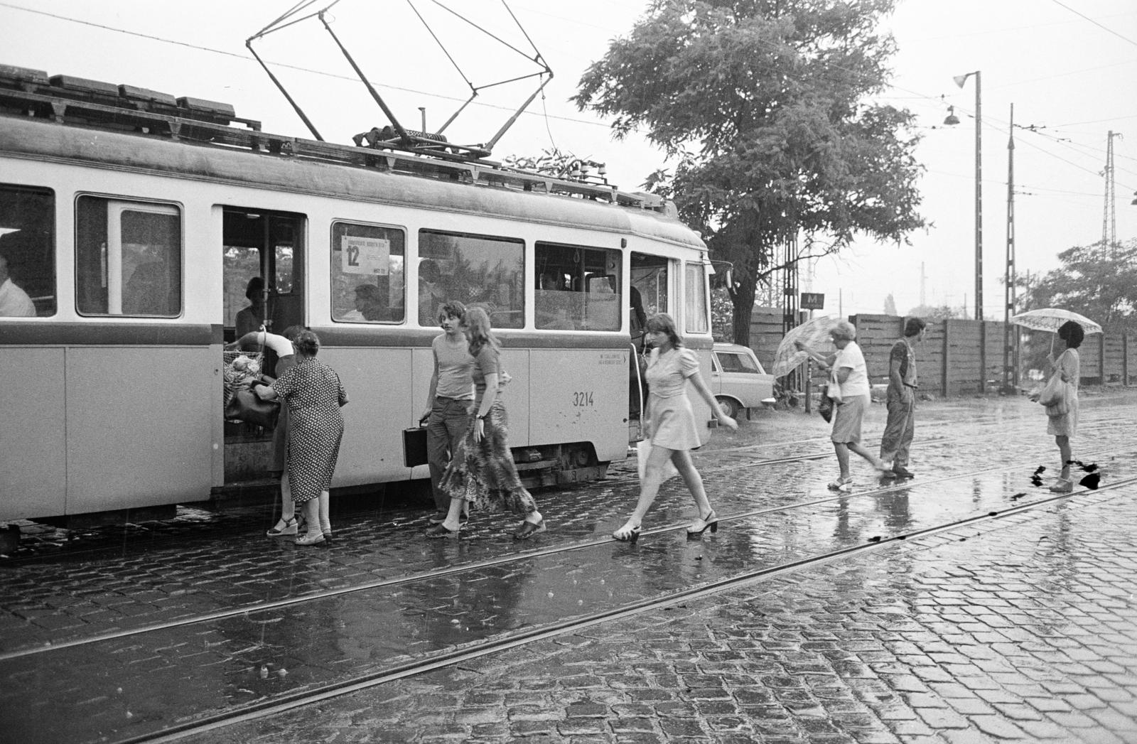 Hungary, Budapest IV., Szilágyi utca, villamosmegálló az Egyesült Izzólámpa és Villamossági Rt. Vákuumtechnikai Gépgyára előtt, a Rákospalota-Újpest vasútállomás közelében., 1980, Prohászka Imre, Budapest, tram, Fortepan #288838