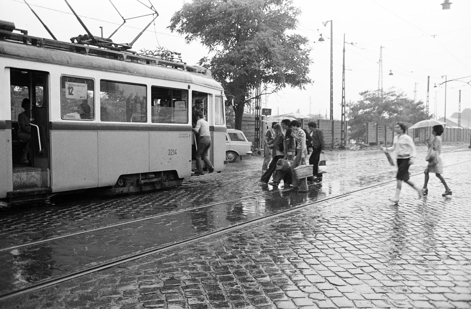 Magyarország, Budapest IV., Szilágyi utca, villamosmegálló az Egyesült Izzólámpa és Villamossági Rt. Vákuumtechnikai Gépgyára előtt, a Rákospalota-Újpest vasútállomás közelében., 1980, Prohászka Imre, Budapest, villamos, Fortepan #288839