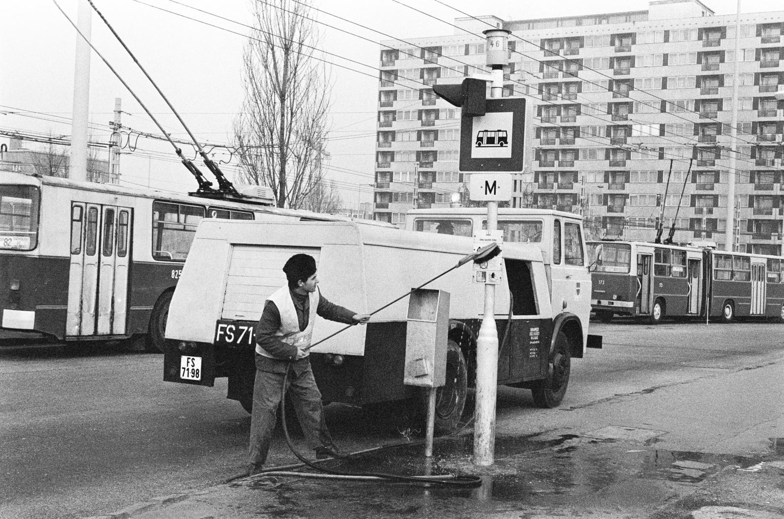 Hungary, Budapest XIV., Őrs vezér tere, busz-, trolibusz-végállomás., 1982, Prohászka Imre, Budapest, Fortepan #288846