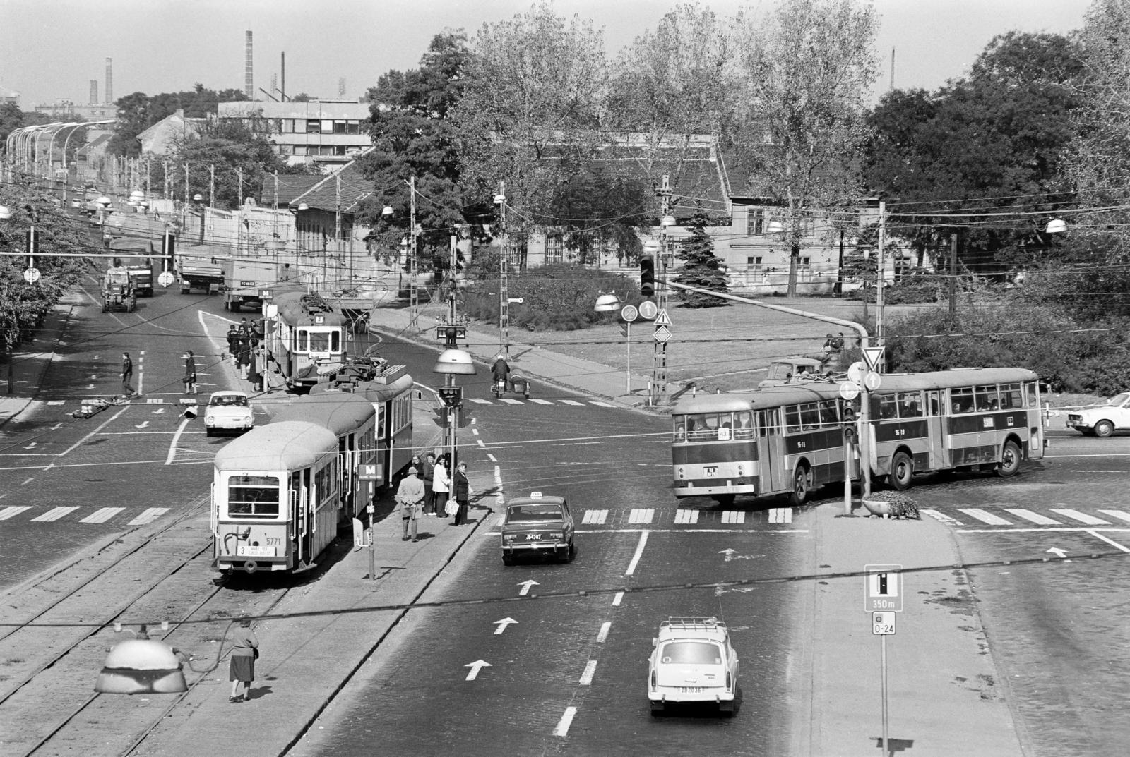 Hungary, Budapest IV., a Váci út az Újpesti vasúti hídról nézve, a csuklós busz az Árpád útra kanyarodik., 1977, Prohászka Imre, Budapest, crosswalk, tram, Fortepan #288848