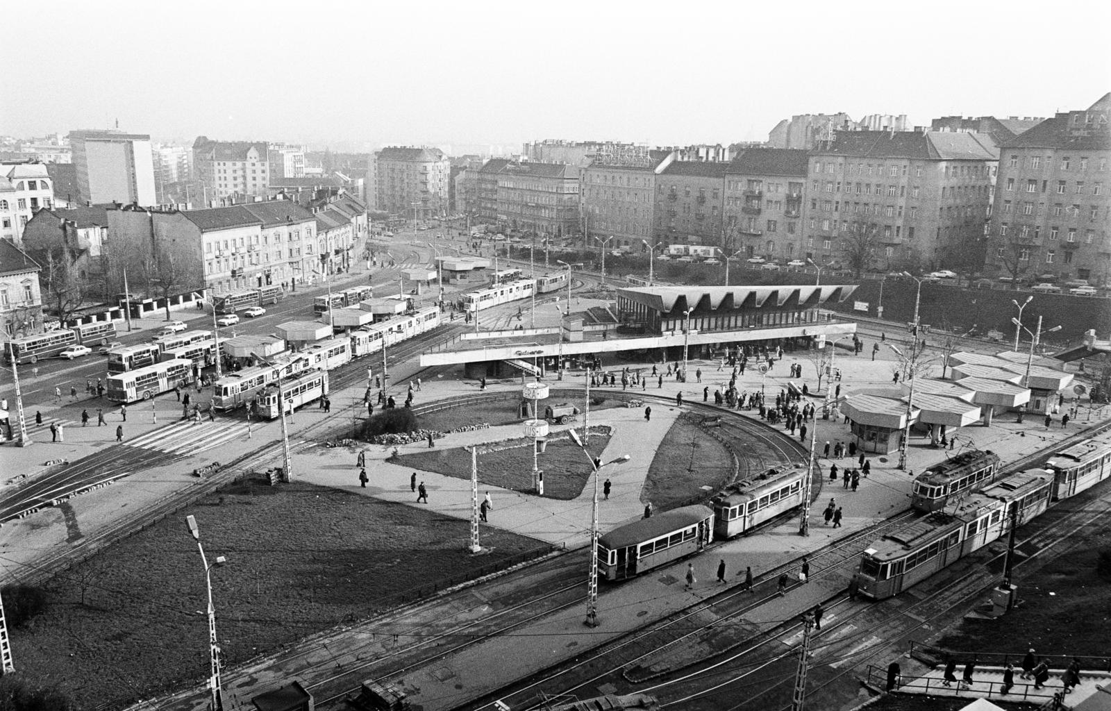 Hungary, Budapest II.,Budapest I., Széll Kálmán (Moszkva) tér a Széna tér felé nézve. Jobbra a Vérmező út házsora., 1979, Prohászka Imre, Budapest, Fortepan #288855