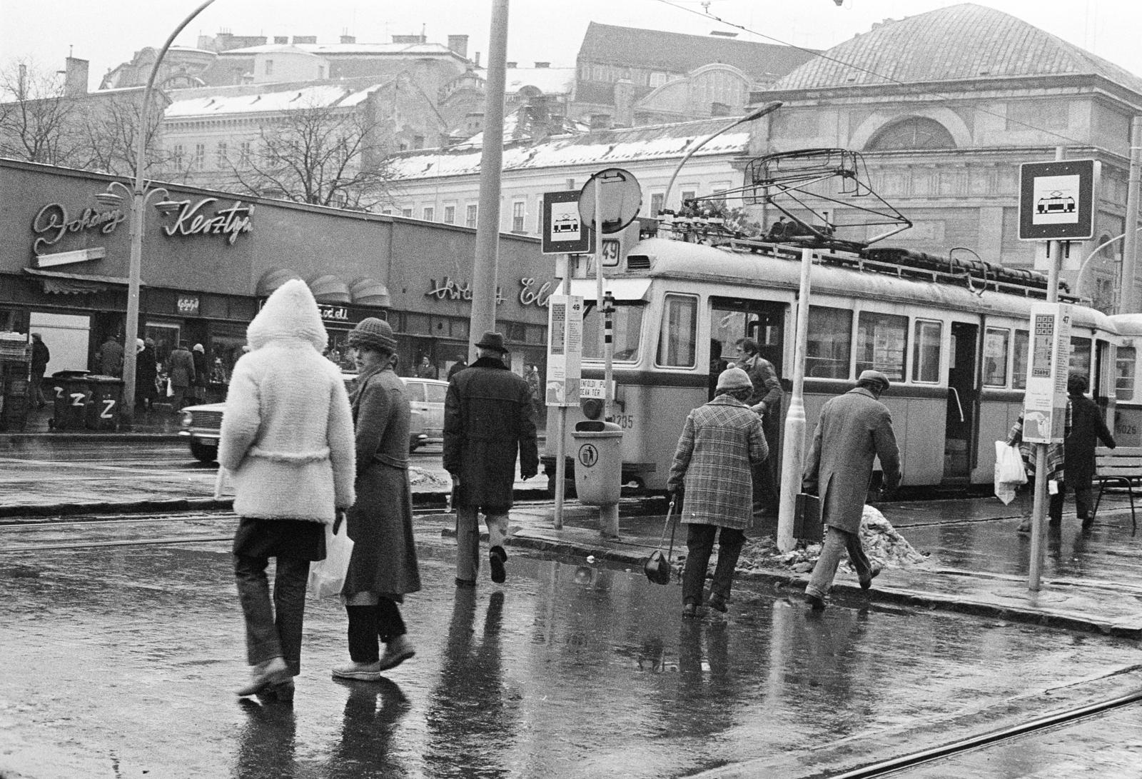 Hungary, Budapest VII., Károly (Tanács) körút, villamos-végállomás a Madách térnél. Háttérben a Gerlóczy utca és a Bárczy István utca közötti üzletsor (később a Városháza parkot alakították ki a helyén). Jobbra a Deák téri evangélikus templom., 1980, Prohászka Imre, neon sign, tram, Budapest, Fortepan #288857