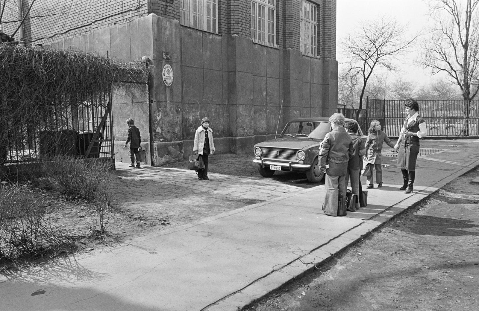 Hungary, Budapest VIII., Vajda Péter utca 25., VIII. ker. Dolgozók Önálló Általános Iskolája., 1981, Prohászka Imre, Budapest, number plate, automobile, student, school, Lada-brand, Fortepan #288861