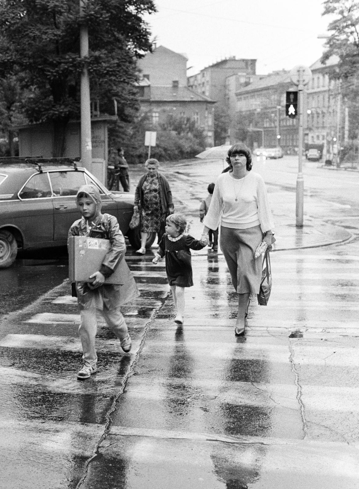 Hungary, Budapest VIII., Horváth Mihály tér, jobbra a Baross utca. A felvétel a Horváth Mihály téri Gyakorló Általános Iskola (később Budapesti Fazekas Mihály Gyakorló Általános Iskola és Gimnázium) előtt készült., 1981, Prohászka Imre, Budapest, Fortepan #288865