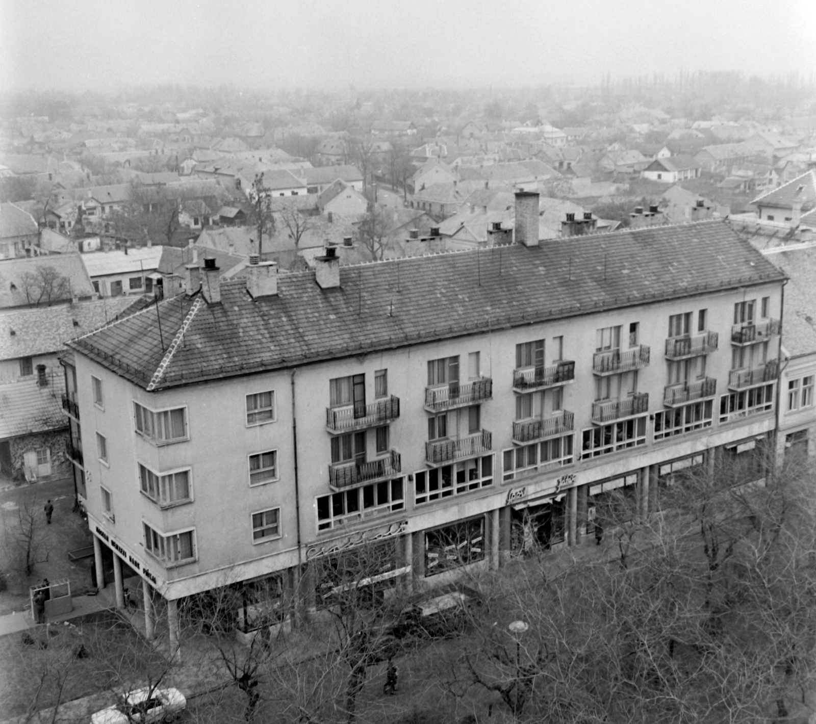 Magyarország, Kiskunhalas, kilátás a Városháza tornyából, előtérben a Hősök tere északi oldala., 1970, Építésügyi Dokumentációs és Információs Központ, VÁTI, Fortepan #28887