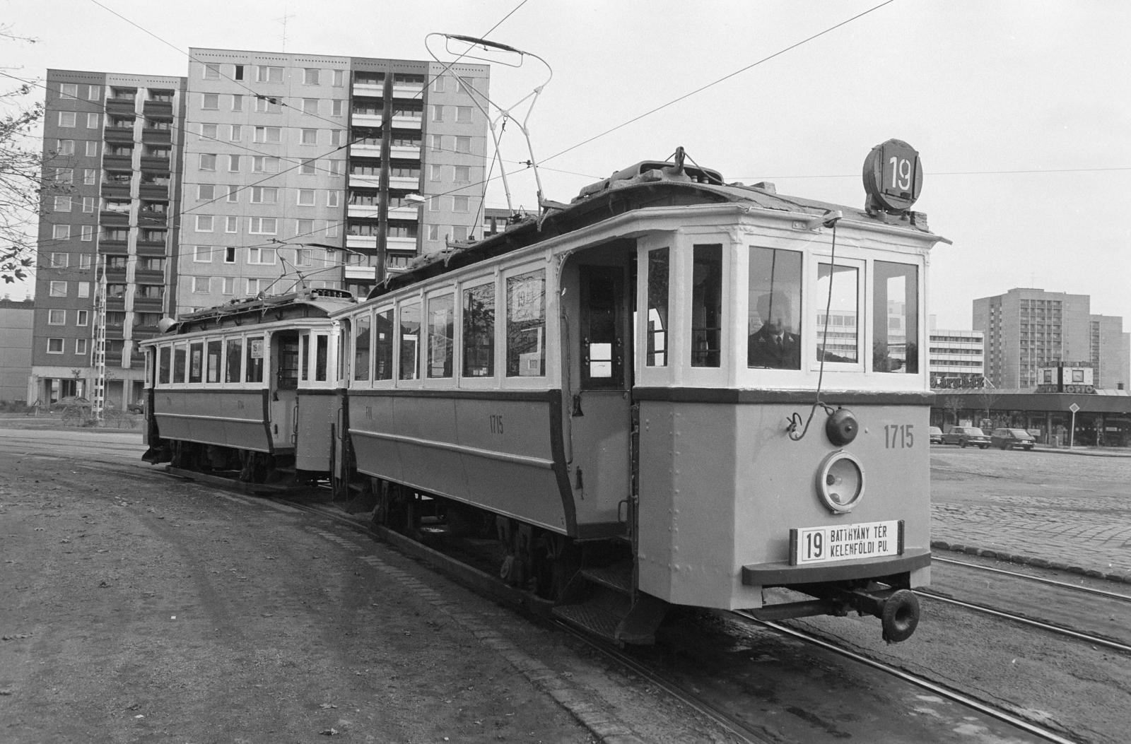 Magyarország, Budapest XI., Etele tér, a BKV nosztalgia villamosa a Somogyi utcából kanyarodik a térre, szemben az Etele (Szakasits Árpád) út 73. számú épület. Jobbra a Budai Lottó Áruház, a háttérben a Hadak útja pontházai. Balra a SZÁMOK (Számítástechnikai Oktató Központ)., 1980, Prohászka Imre, Best of, Budapest, Fortepan #288872