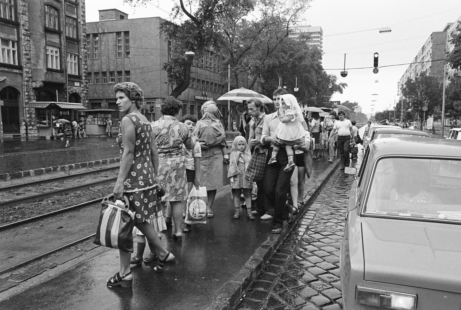 Hungary, Budapest XIII., Váci út, villamosmegálló a Dagály utcánál, balra a Frangepán utca torkolata., 1980, Prohászka Imre, Budapest, Fortepan #288875