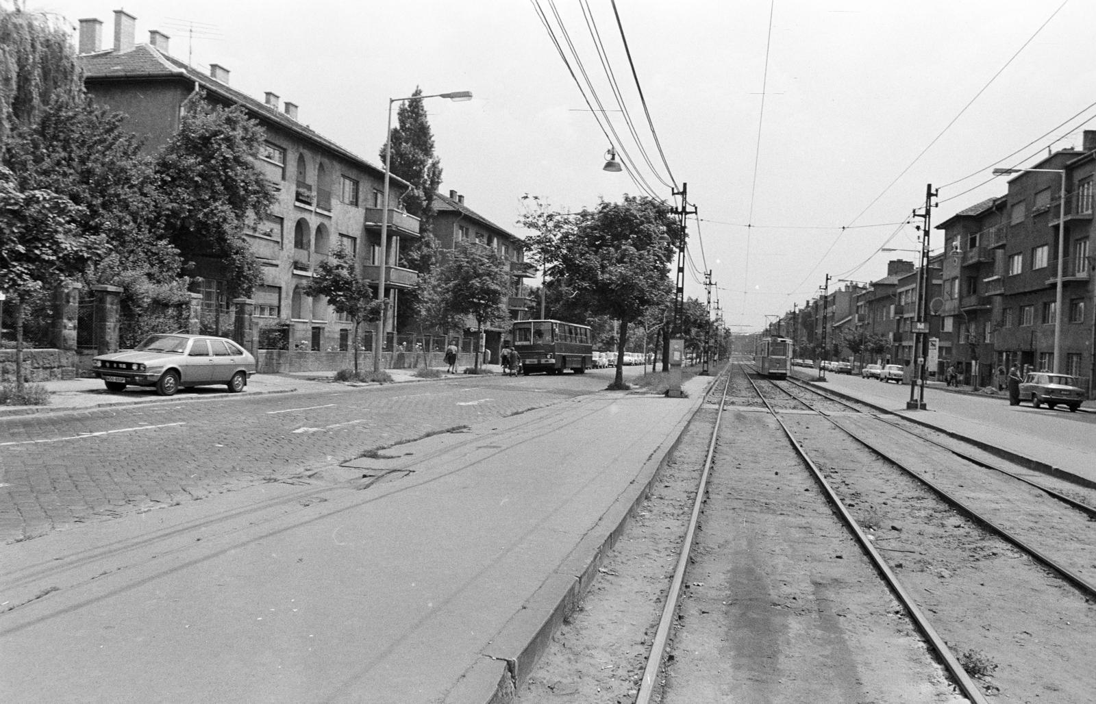 Magyarország, Budapest XI., Villányi út a Késmárki utca felé nézve, bal oldalon a 83. és a 85. számú házak., 1981, Prohászka Imre, Budapest, Fortepan #288883