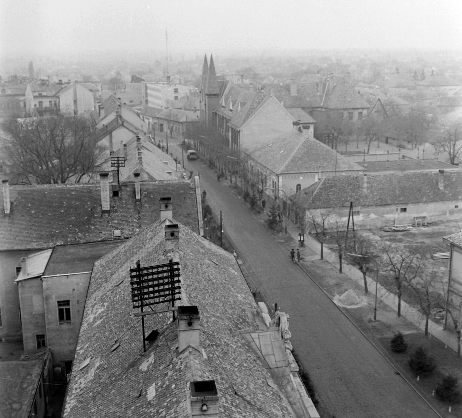 Hungary, Kiskunhalas, Köztársaság utca a Városháza tornyából, jobbra a kéttornyos Szűts József Általános Iskola., 1970, Építésügyi Dokumentációs és Információs Központ, VÁTI, Fortepan #28889