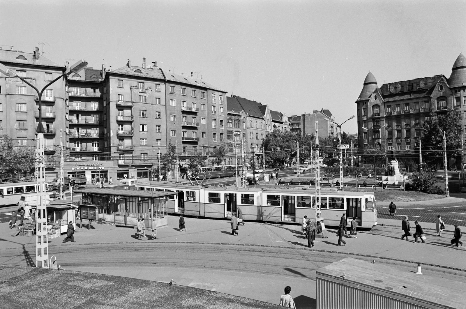 Hungary, Budapest XI., Móricz Zsigmond körtér, szemben a Bartók Béla út Szent Gellért tér felé vezető szakasza., 1978, Prohászka Imre, tram, Budapest, Fortepan #288891