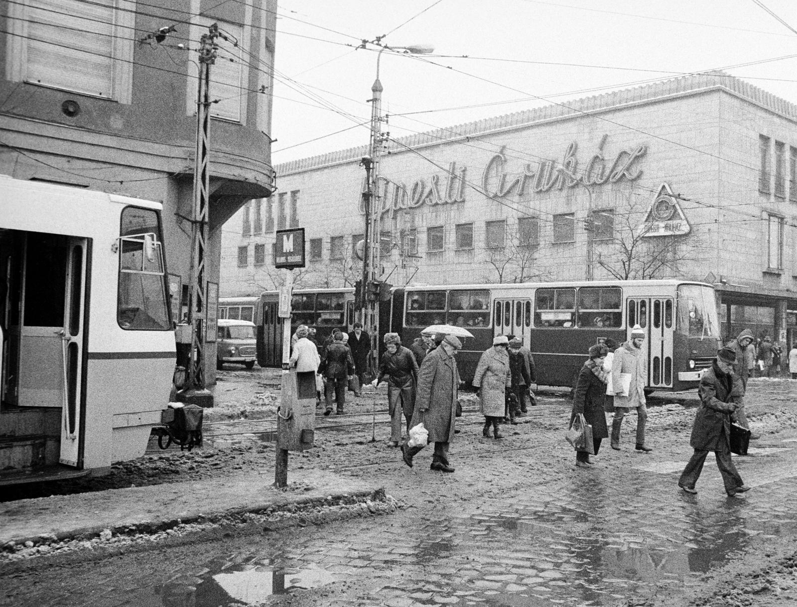 Hungary, Budapest IV., Árpád út - István (Bajcsy-Zsilinszky) út sarok, Újpesti (Állami) Áruház., 1982, Prohászka Imre, Best of, mud, Budapest, Fortepan #288892