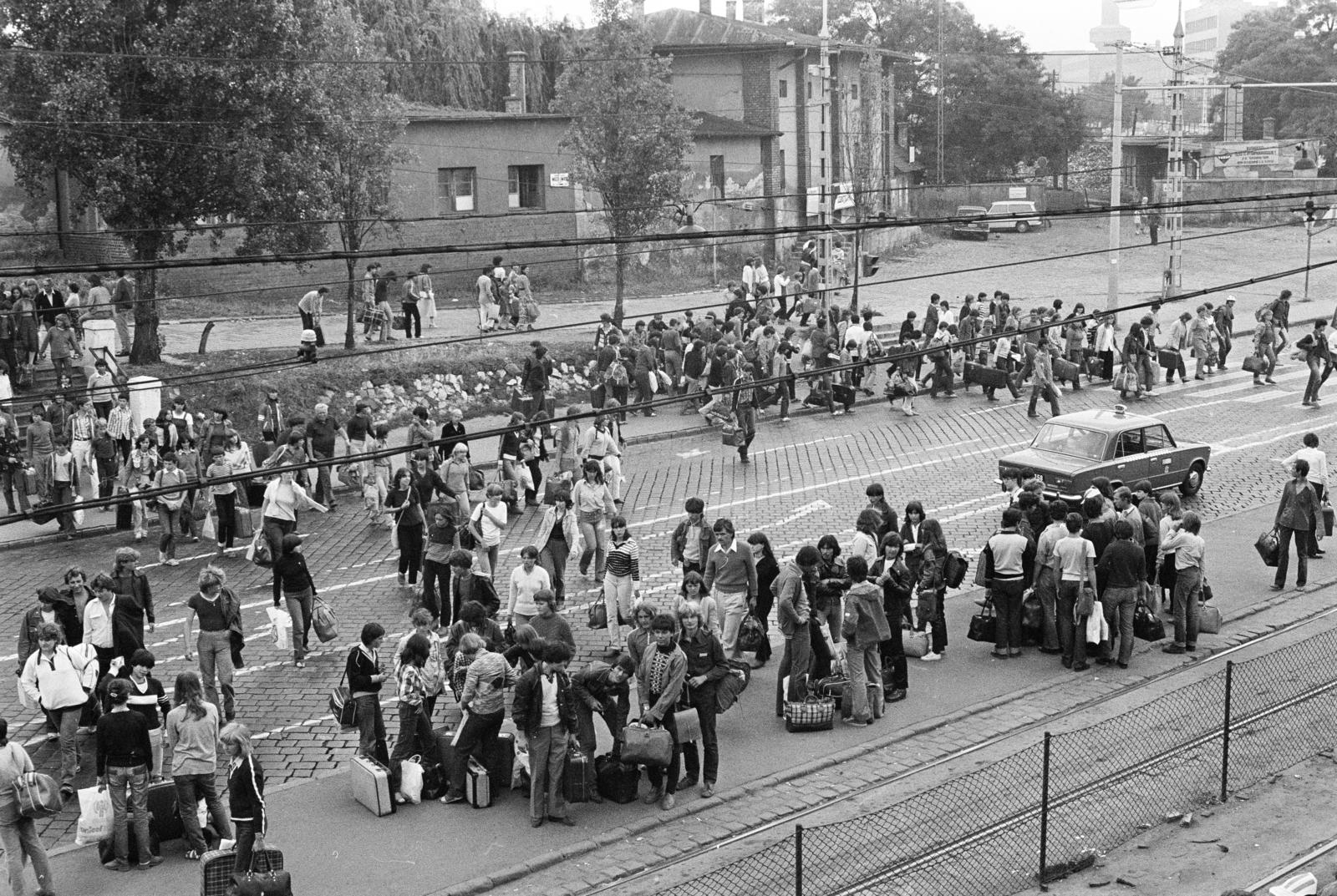 Hungary, Budapest VIII., Fiumei (Mező Imre) út, villamosmegálló a Baross kocsiszín mellett, túloldalon a Józsefvárosi pályaudvar., 1982, Prohászka Imre, Best of, Budapest, Fortepan #288897