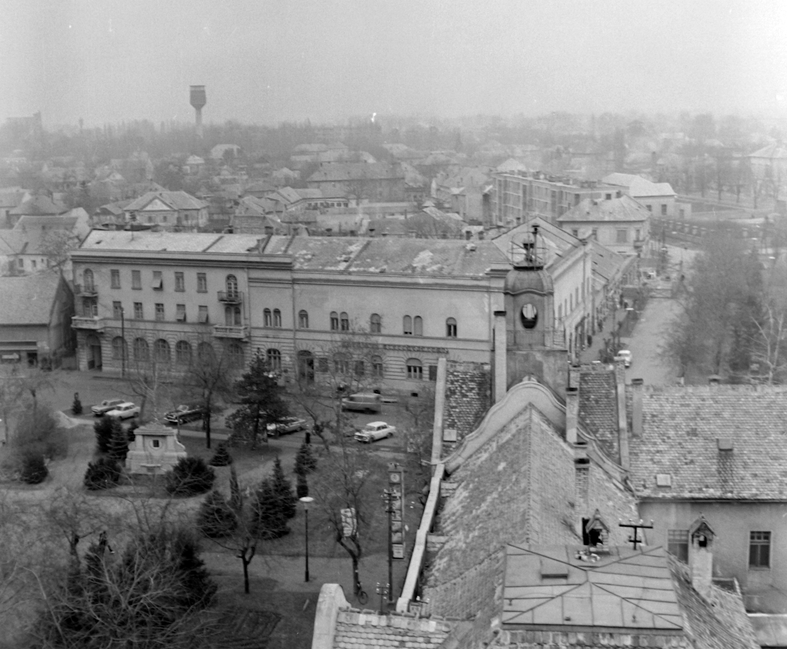 Hungary, Kiskunhalas, kilátás a Városháza tornyából kelet felé, előtérben a Hősök tere, jobbra távolabb a Bethlen Gábor tér., 1970, Építésügyi Dokumentációs és Információs Központ, VÁTI, public building, Rezső Hikisch-design, Ágoston Fischer-design, Henrik Kotál-design, water tower, Fortepan #28890