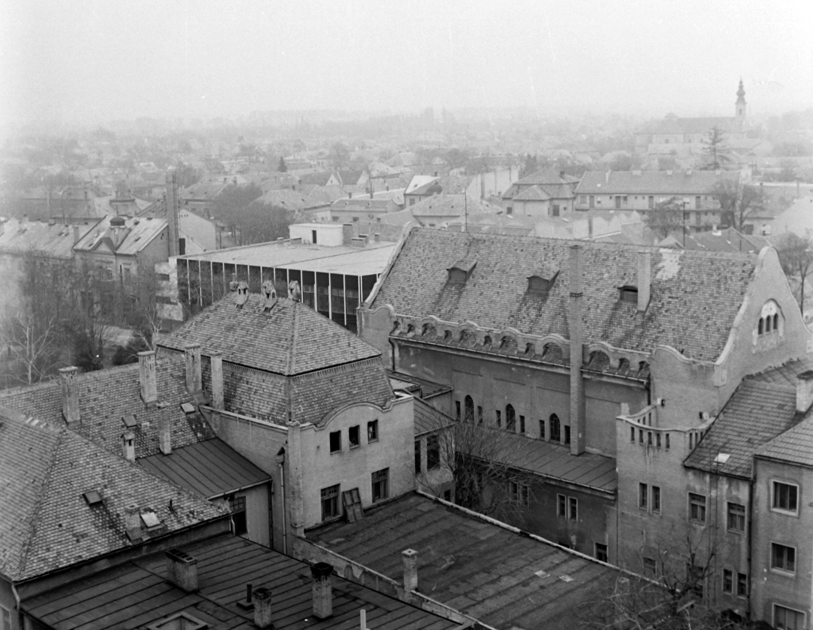 Hungary, Kiskunhalas, kilátás a Városháza tornyából, balra a Bethlen Gábor tér, előtérben a mozi tetőzete, háttérben a Szent Péter és Pál templom., 1970, Építésügyi Dokumentációs és Információs Központ, VÁTI, public building, Rezső Hikisch-design, Ágoston Fischer-design, Henrik Kotál-design, Secession, Fortepan #28891