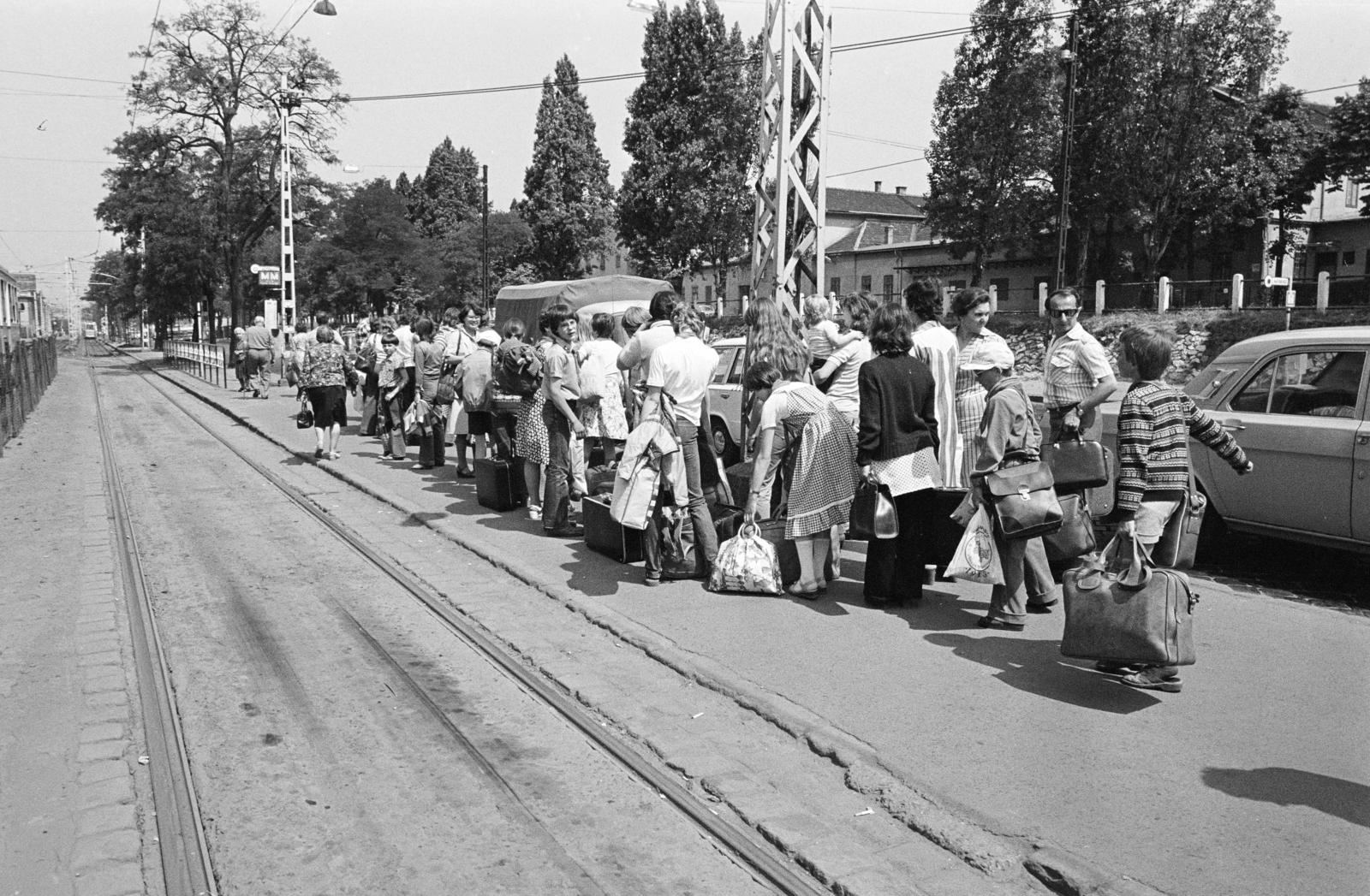 Hungary, Budapest VIII., Fiumei (Mező Imre) út, villamosmegálló a Baross kocsiszín mellett, jobbra a Józsefvárosi pályaudvar., 1980, Prohászka Imre, Budapest, Fortepan #288913