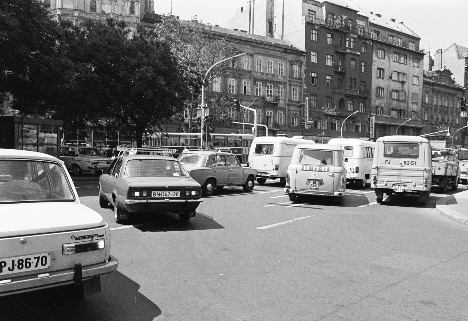 Magyarország, Budapest VII., Wesselényi utca a Dohány utcánál, háttérben a Károly (Tanács) körút házsora., 1981, Prohászka Imre, Budapest, rendszám, Fortepan #288938