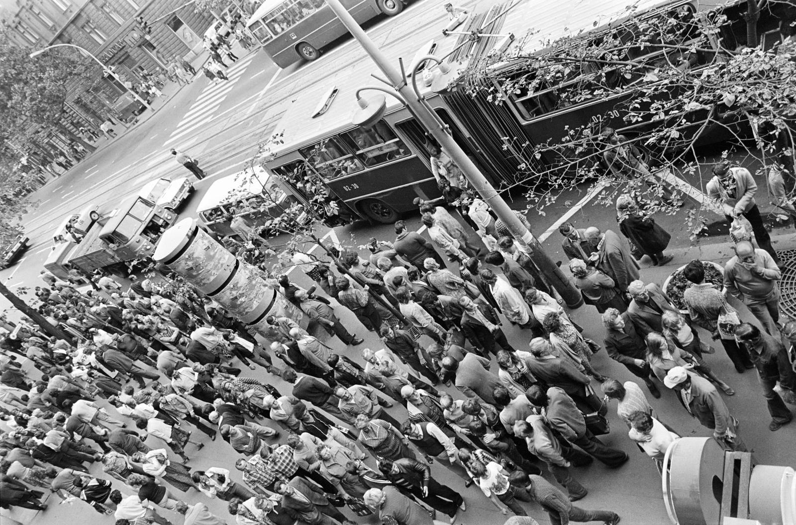 Magyarország, Budapest VIII., József körút, balra gyalogos átkelőhely a Bérkocsis utca és a Scheiber Sándor utca torkolata között., 1981, Prohászka Imre, Budapest, járókelő, sokaság, felülnézet, Fortepan #288941