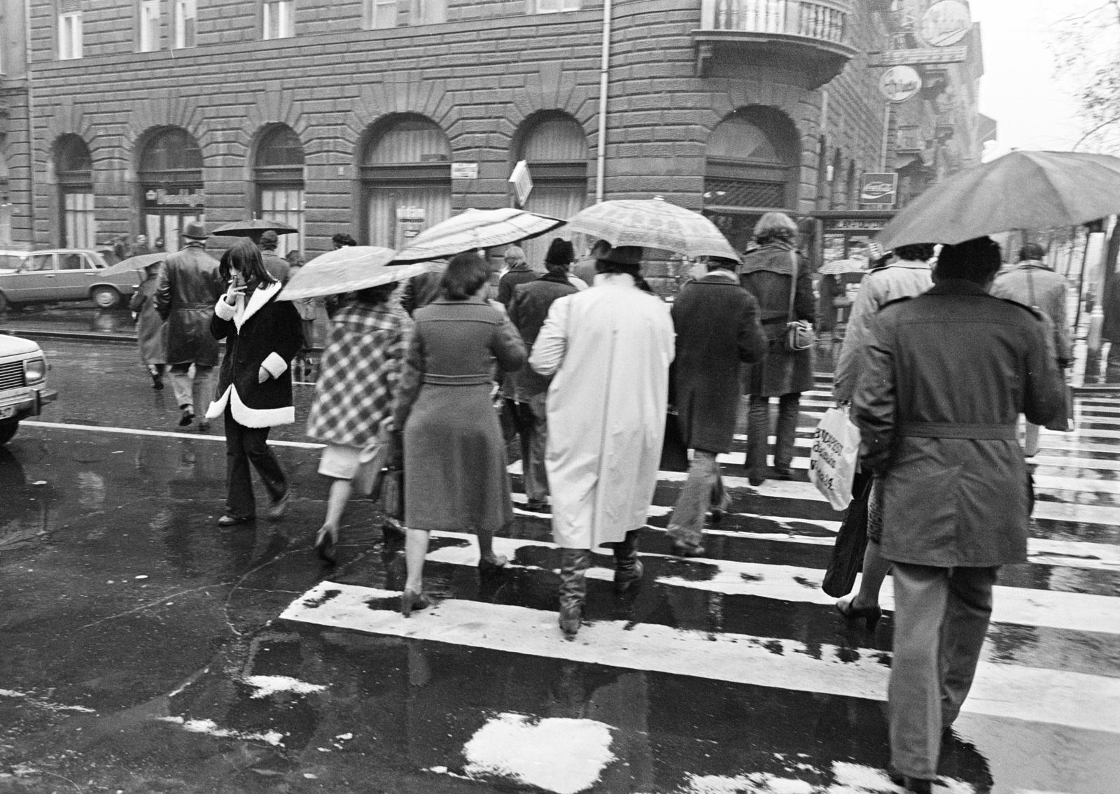 Hungary, Budapest VIII., gyalogátkelőhely a Harminckettesek tere és a József körút kereszteződésében, a háttérben a József körút 52–56. szám alatti Vidám eszpresszó., 1982, Prohászka Imre, Budapest, Fortepan #288946
