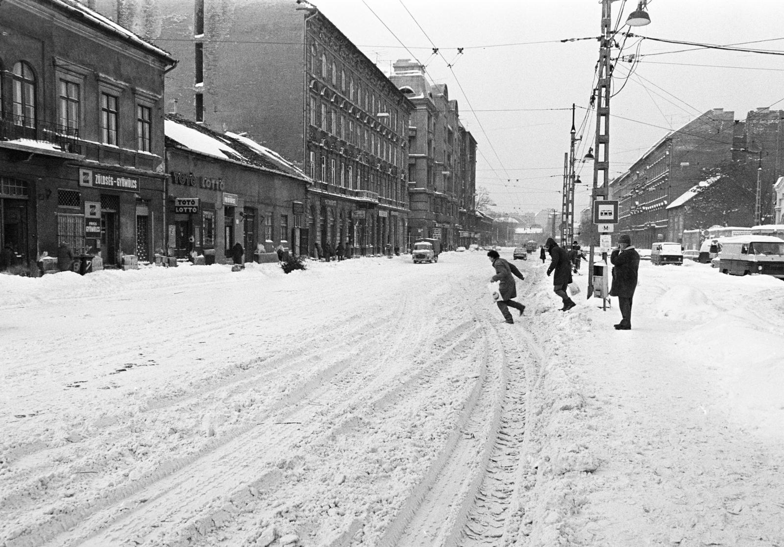 Hungary, Budapest VIII., Baross utca, autóbusz- és trolibuszmegálló a Baross kocsiszín előtt. Balra a Szeszgyár utca torkolata., 1987, Prohászka Imre, Budapest, Fortepan #288951