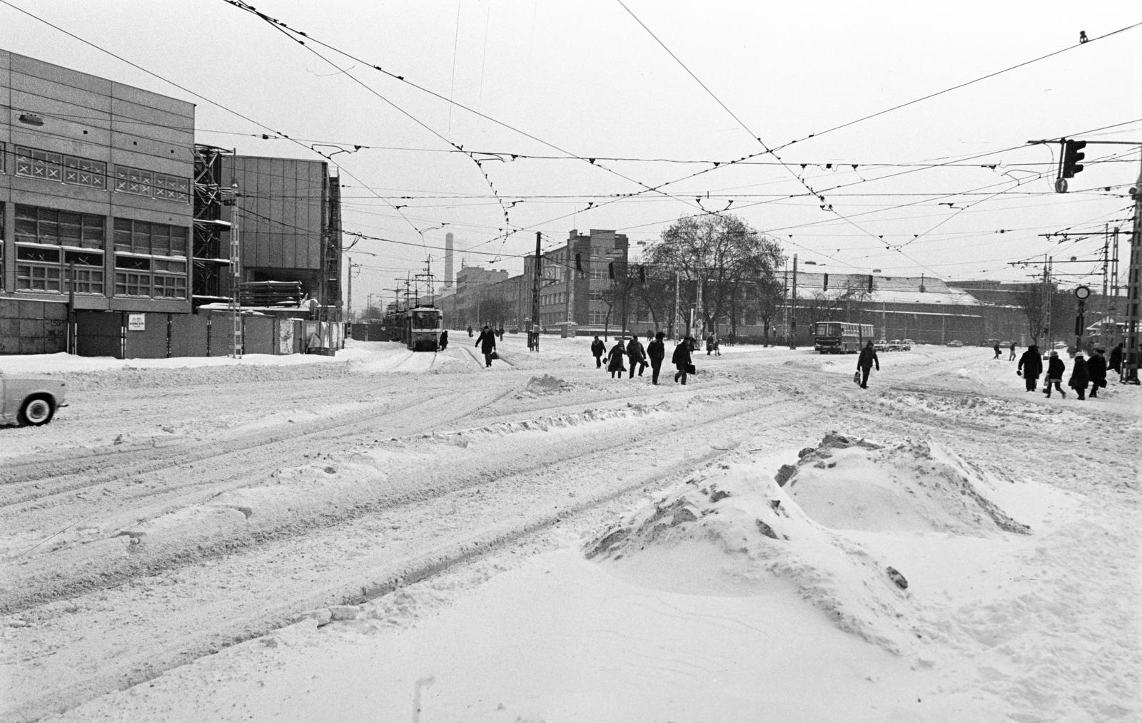 Hungary, Budapest VIII., Orczy tér, balra épül a Posta hírlapfeldolgozó üzeme, szemben a Kőbányai út és a Ganz-MÁVAG., 1987, Prohászka Imre, Budapest, Fortepan #288953