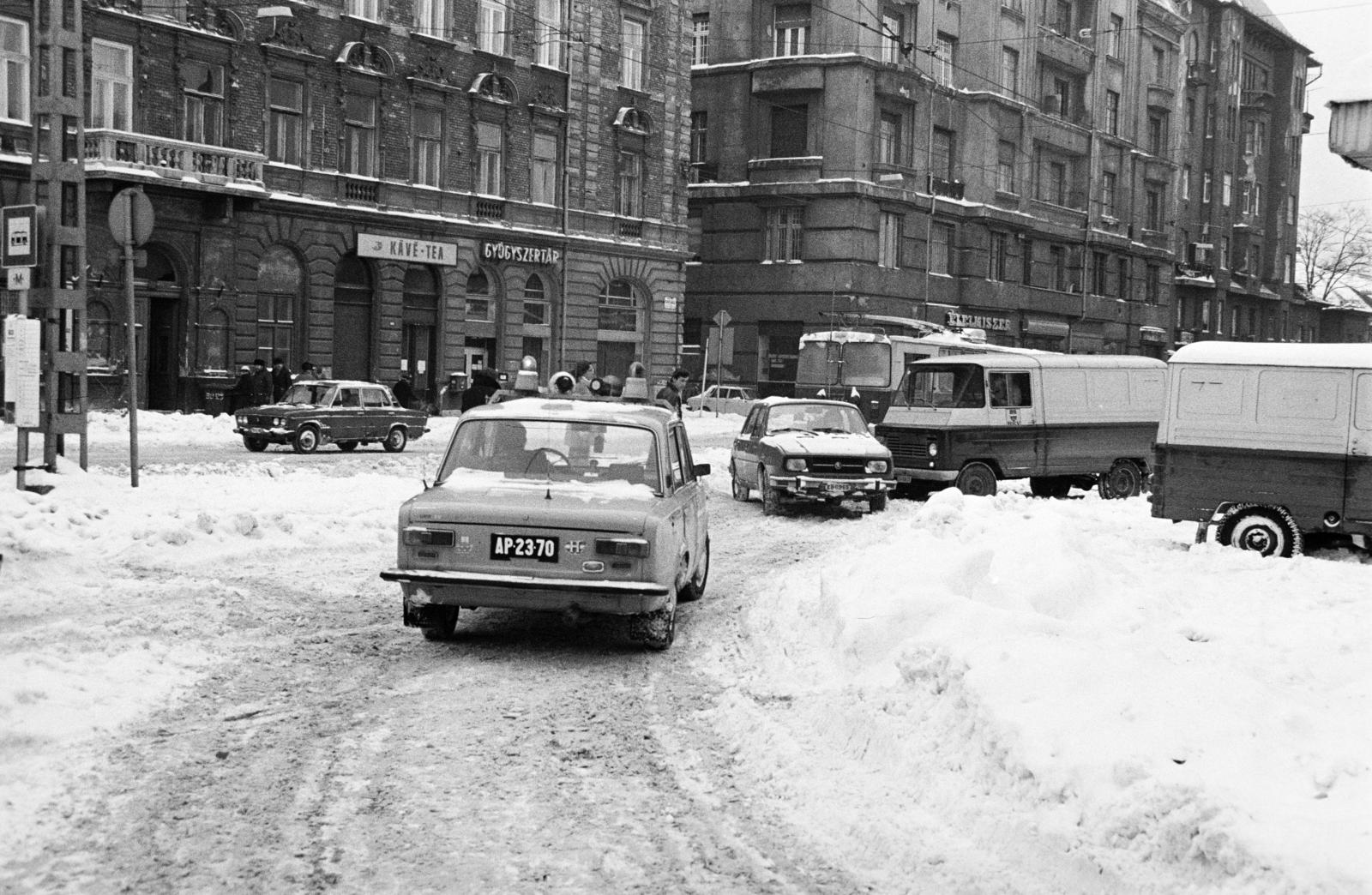 Hungary, Budapest VIII., Baross utca, a felvétel a Baross kocsiszín előtt készült, szemben a háttérben a Szeszgyár utca torkolata, 1987, Prohászka Imre, number plate, Lada-brand, Zuk-brand, pharmacy, Skoda-brand, snowy landscape, Budapest, Fortepan #288955