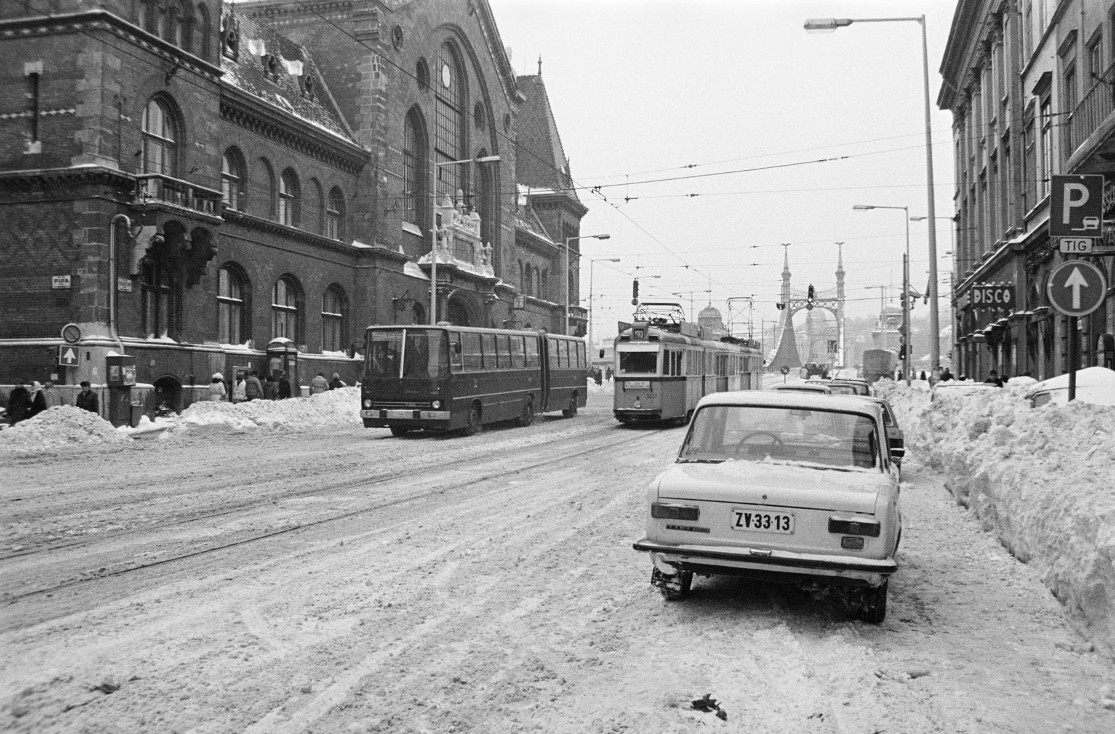 Hungary, Budapest V.,Budapest IX., Vámház (Tolbuhin) körút, balra a Fővám (Dimitrov) téri Központi Vásárcsarnok, szemben a Szabadság híd., 1987, Prohászka Imre, winter, snow piles, bus, tram, Budapest, number plate, Lada-brand, Fortepan #288958