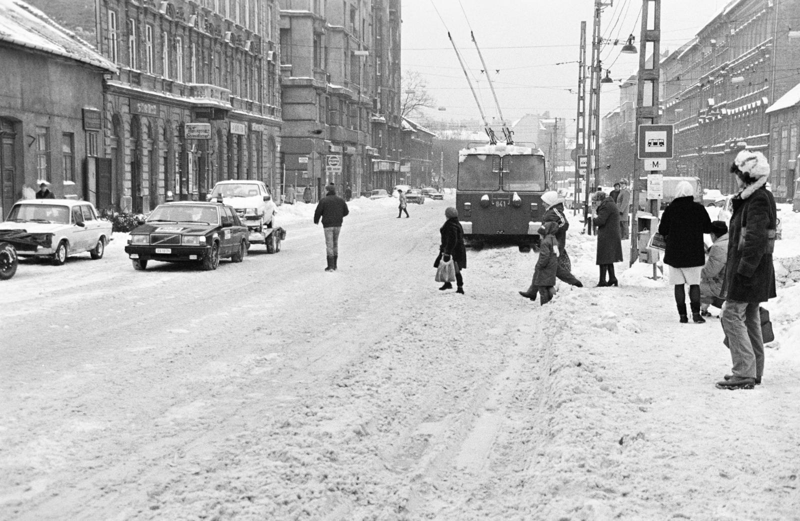 Hungary, Budapest VIII., Baross utca, autóbusz- és trolibuszmegálló a Baross kocsiszín előtt. Balra a Szeszgyár utca torkolata., 1987, Prohászka Imre, Budapest, trolley bus, snowy landscape, tow truck, station, Volvo-brand, Fortepan #288960