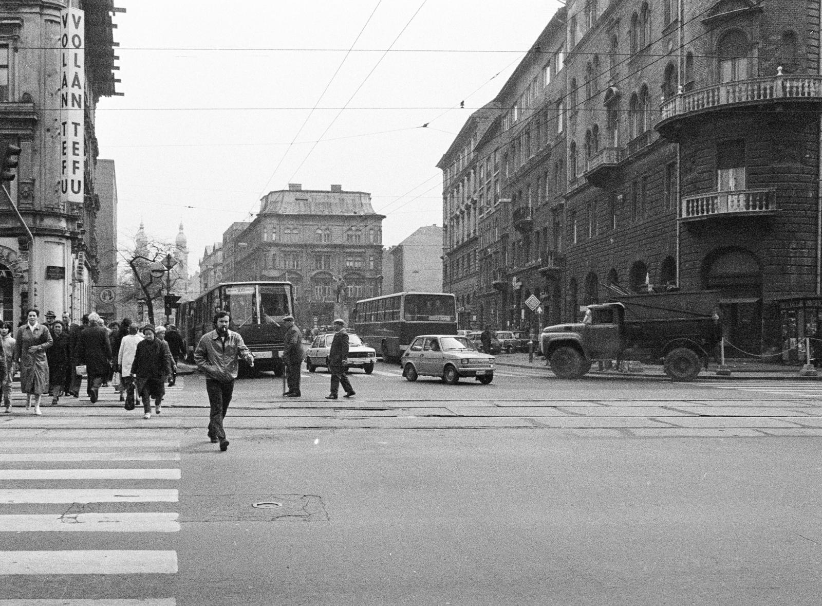 Magyarország, Budapest VIII., József körút kereszteződése, szemben a Harminckettesek tere., 1981, Prohászka Imre, Budapest, Fortepan #288963