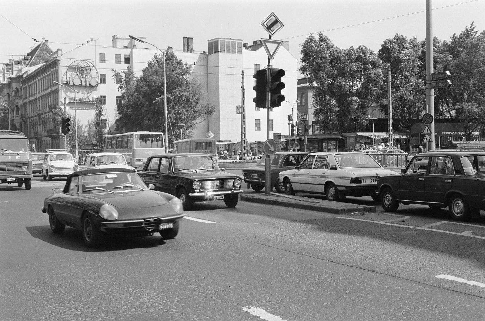 Magyarország, Budapest VIII., Kossuth Lajos utca az Astoria kereszteződésnél., 1984, Prohászka Imre, rendszám, forgalom, Lada-márka, jelzőlámpa, Alfa Romeo-márka, BMW-márka, Alfa Romeo Spider, Budapest, Fortepan #288966