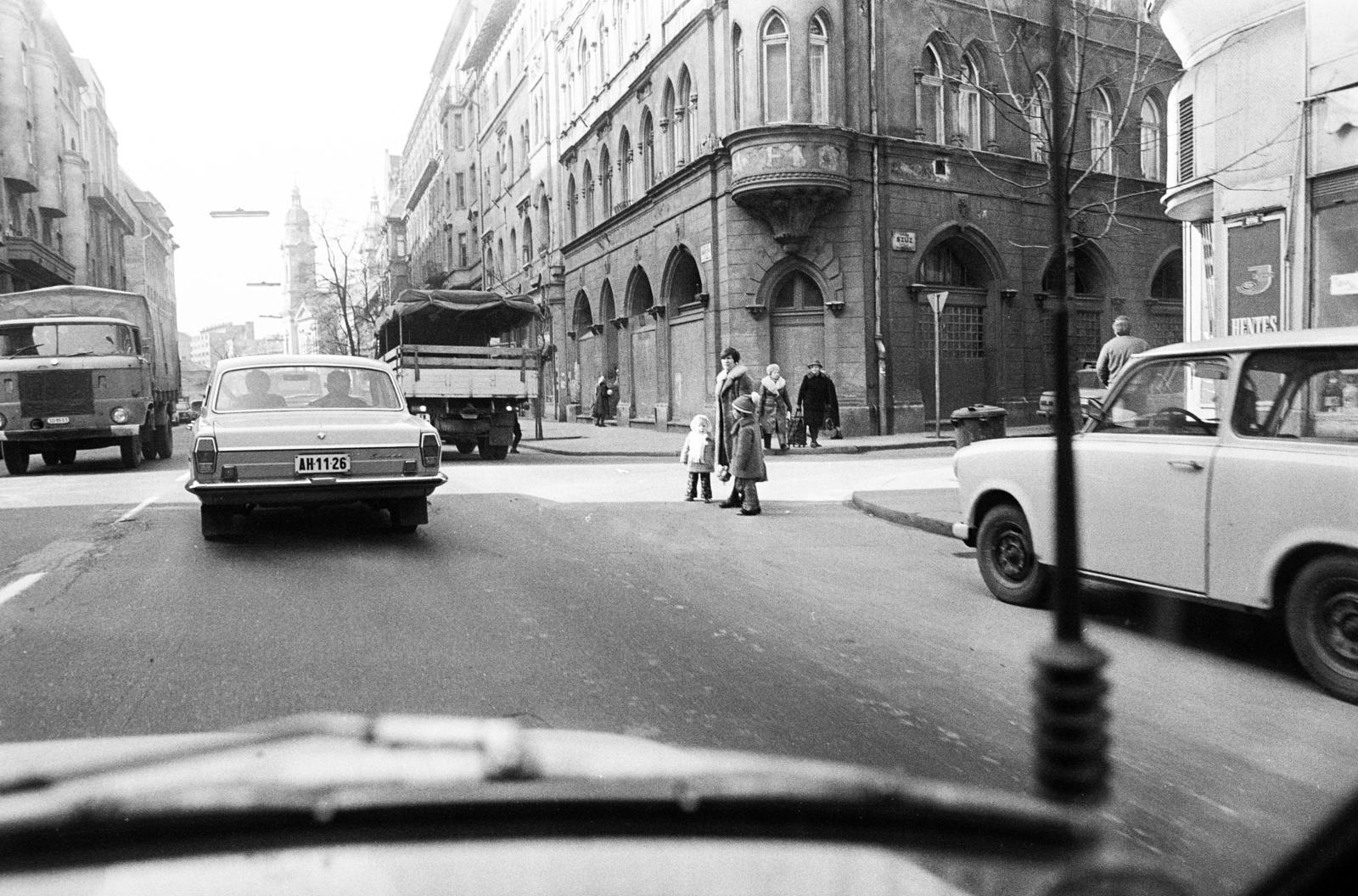 Hungary, Budapest VIII., a Baross utca a Horváth Mihály tér felé, jobbra a Szűz utca., 1981, Prohászka Imre, Budapest, number plate, automobile, commercial vehicle, family, Fortepan #288978