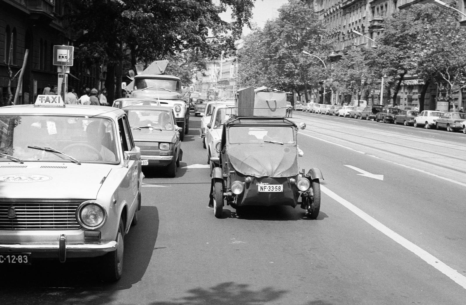 Magyarország, Budapest VIII., József körút, a felvétel a Bérkocsis utca torkolatánál készült., 1984, Prohászka Imre, Best of, Velorex-márka, Budapest, rendszám, sínpálya, megállóhely, taxi, Fortepan #288981