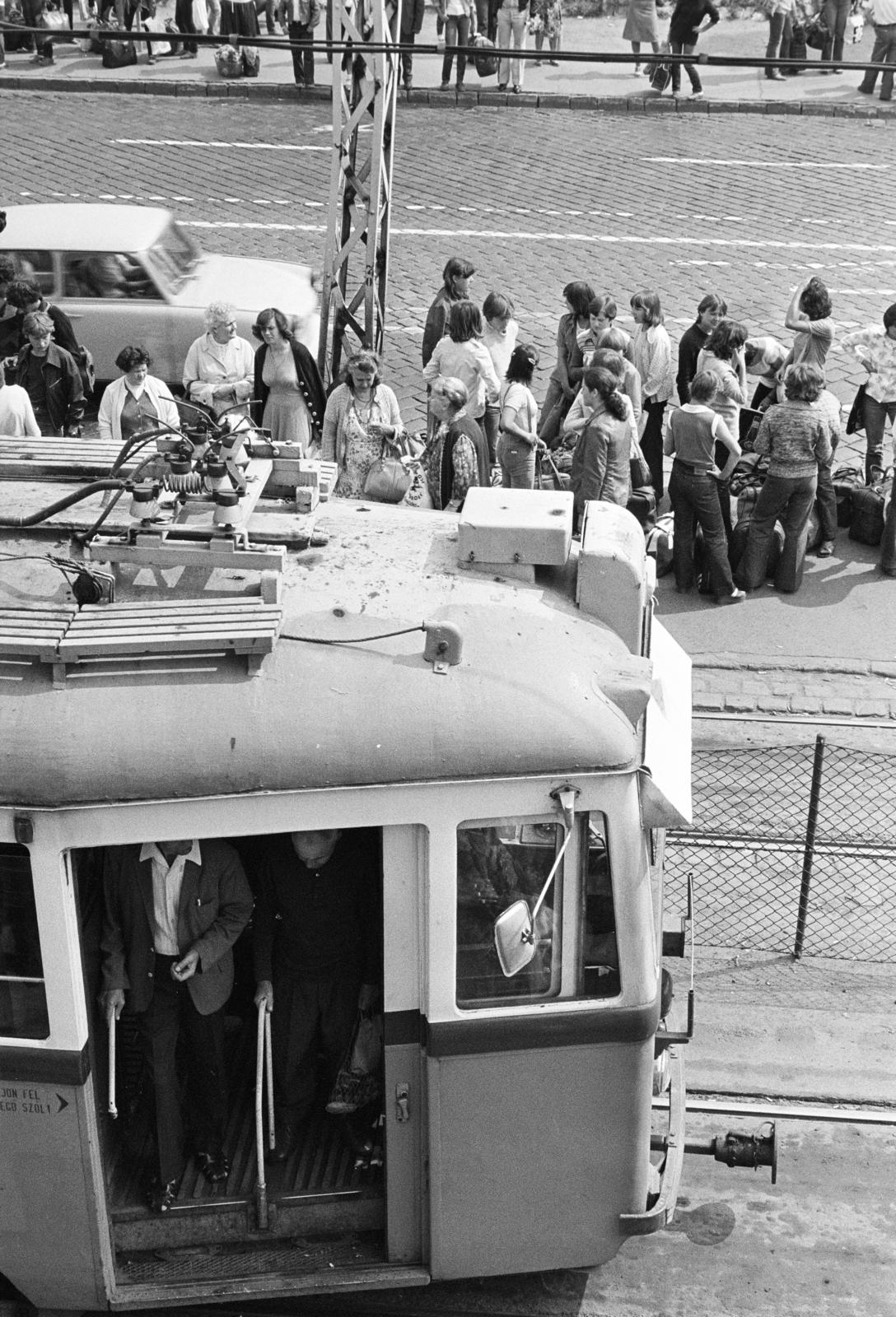 Hungary, Budapest VIII., Fiumei (Mező Imre) út, a Baross kocsiszín melletti villamosmegálló., 1982, Prohászka Imre, Budapest, Fortepan #288986