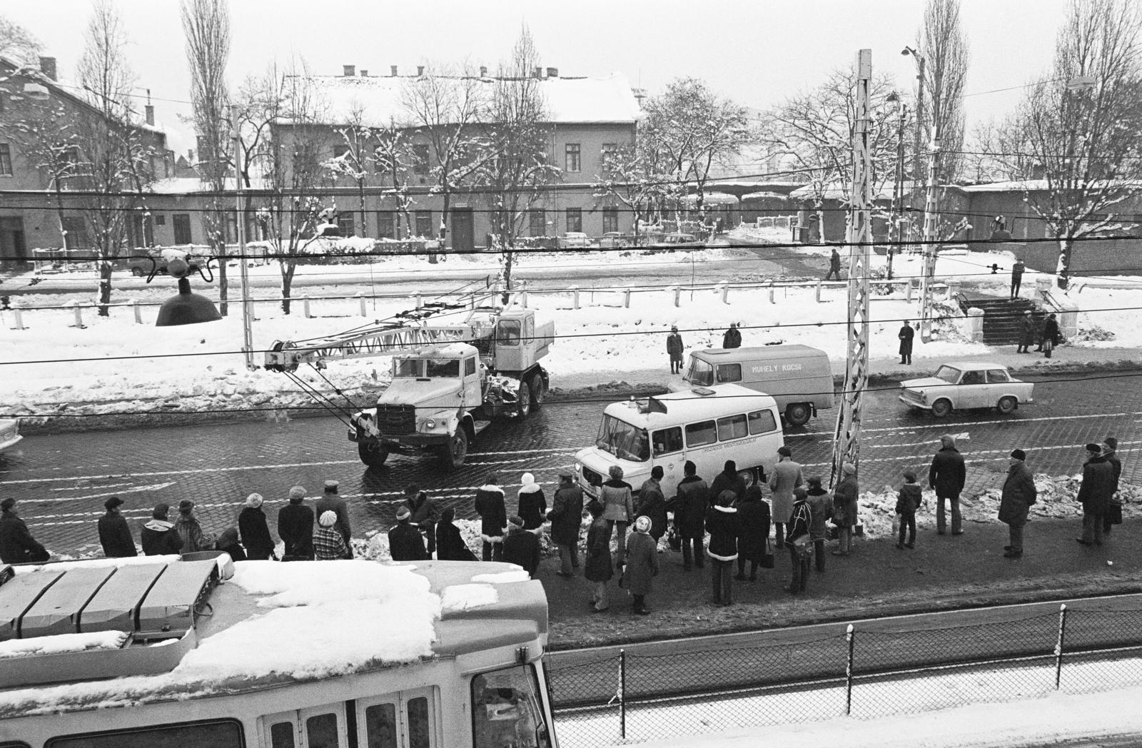 Hungary, Budapest VIII., Fiumei (Mező Imre) út, villamosmegálló a Baross kocsiszín mellett, túloldalon a Józsefvárosi pályaudvar., 1982, Prohászka Imre, Budapest, Fortepan #288991