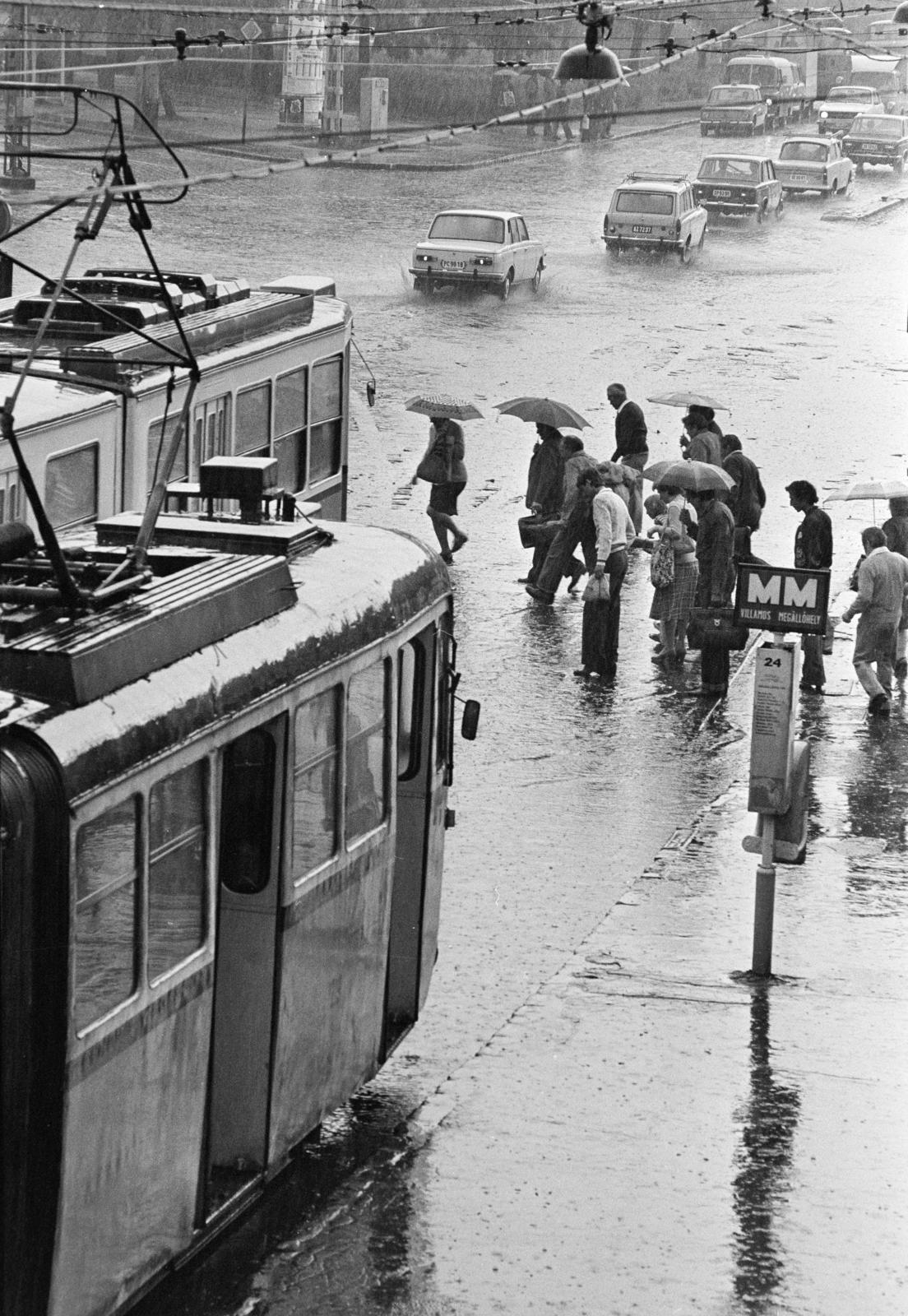 Magyarország, Budapest VIII., Fiumei (Mező Imre) út, villamosmegálló a Baross kocsiszín mellett, szemben az Orczy tér., 1980, Prohászka Imre, Budapest, Fortepan #288995