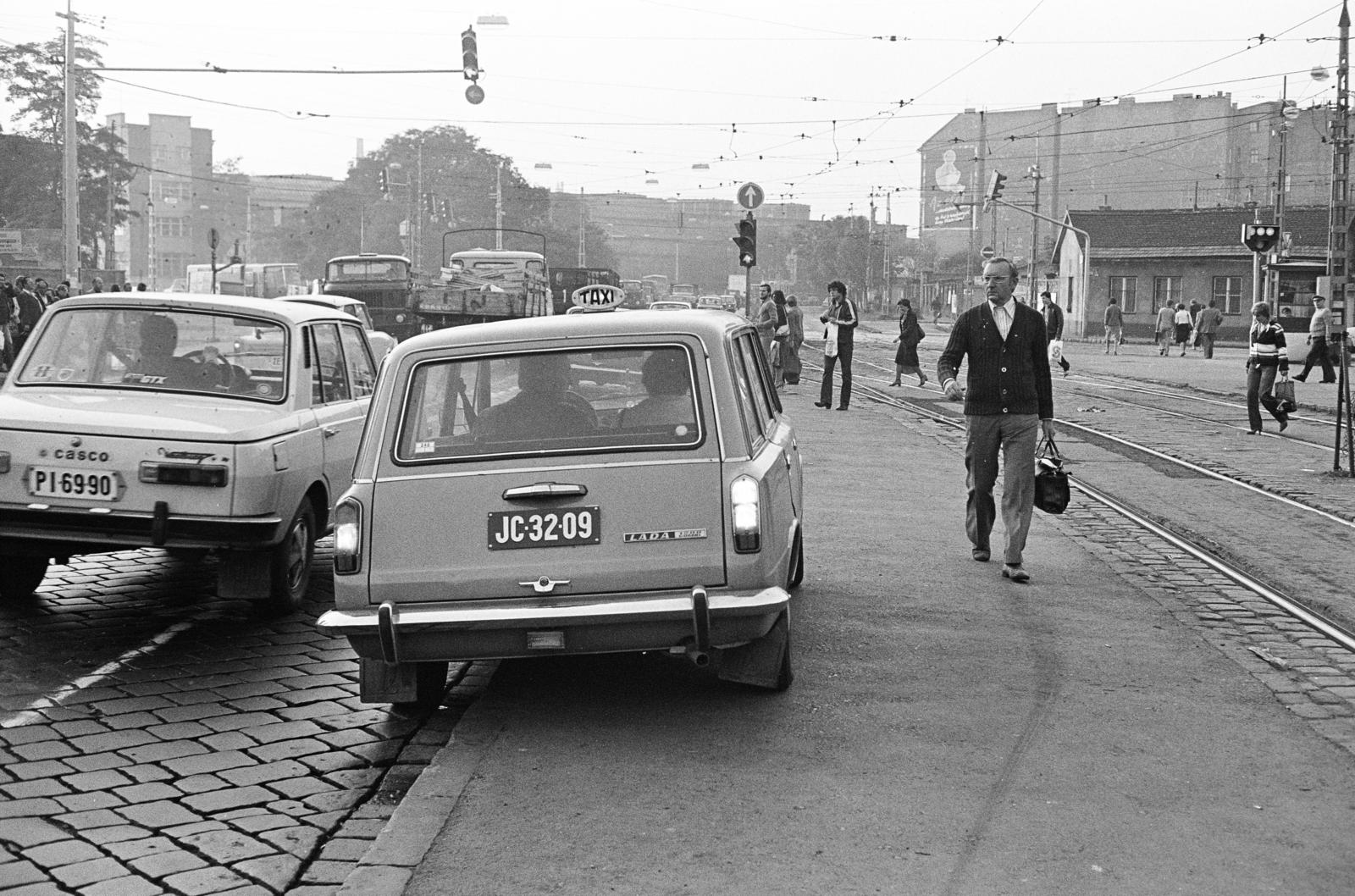 Hungary, Budapest VIII., Fiumei (Mező Imre) út, villamosmegálló a Baross kocsiszín mellett, háttérben az Orczy tér., 1980, Prohászka Imre, Best of, taxicab, Budapest, number plate, Fortepan #288997