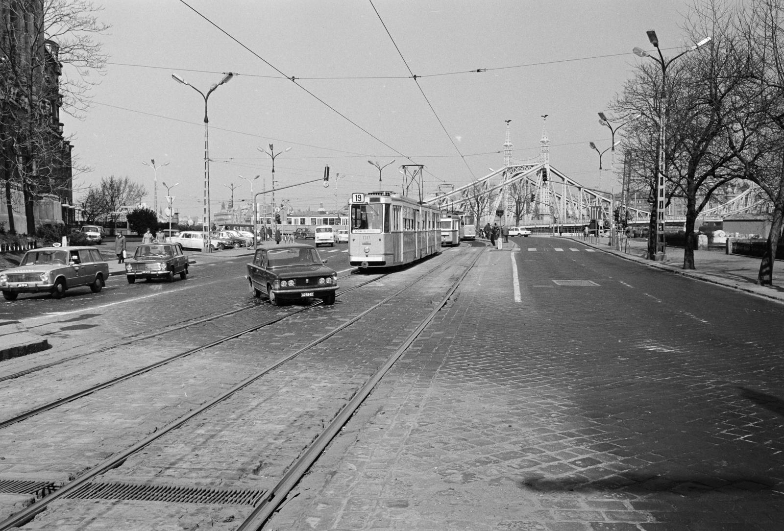 Magyarország, Budapest XI., Szent Gellért tér a Bartók Béla út felől a Szabadság híd felé nézve., 1978, Prohászka Imre, rendszám, villamos, kockakő, Polski Fiat 125p, automobil, Lada-márka, taxi, sínpálya, Budapest, Fortepan #289004