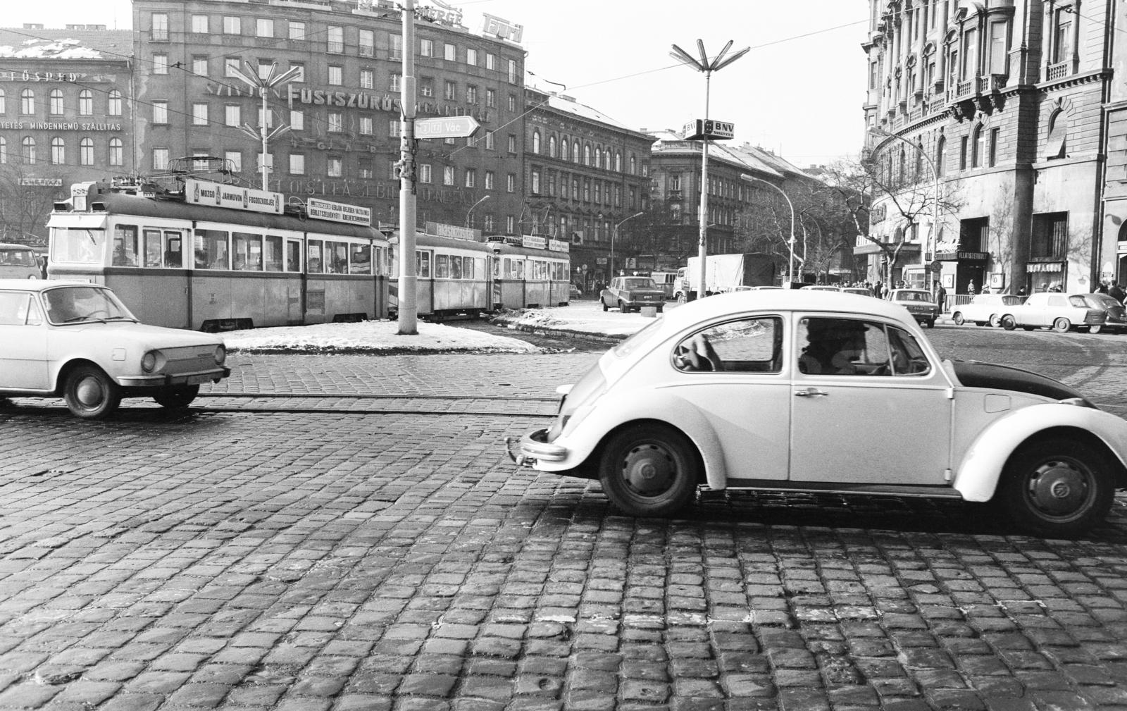 Hungary, Budapest V.,Budapest VI.,Budapest XIII., Nyugati (Marx) tér, szemben a Szent István körút, jobbra a Váci út., 1978, Prohászka Imre, Budapest, tram, Skoda-brand, Volkswagen Beetle, Volkswagen-brand, Fortepan #289007