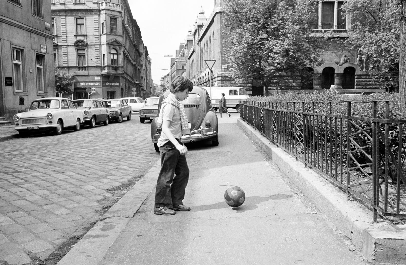 Hungary, Budapest VIII., Horváth Mihály tér, szemben a Baross utcán túl a Német (Bacsó Béla) utca, jobbra a József Telefonközpont épülete., 1980, Prohászka Imre, Budapest, Fortepan #289010