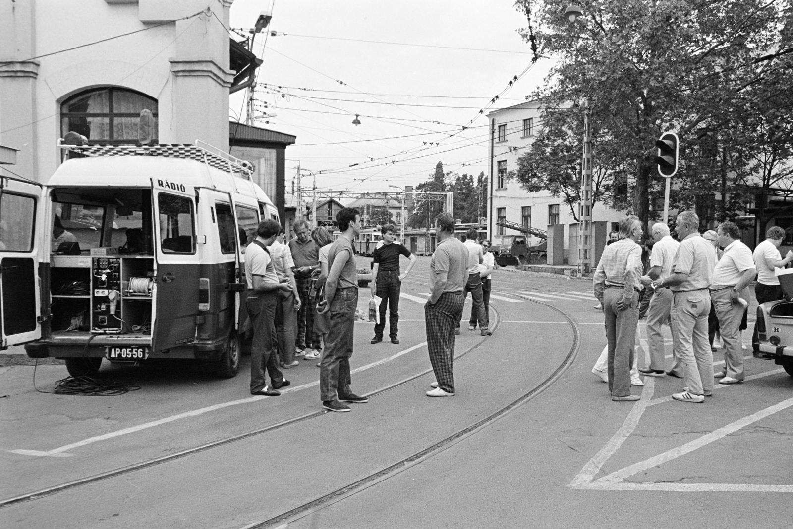 Hungary, Budapest VIII., a felvétel a Baross kocsiszín előtt a Csúcsforgalom című műsor alkalmával készült, jobbra félig háttal Petress István szerkesztő-riporter és Dávid Sándor riporter., 1984, Prohászka Imre, Budapest, number plate, Mercedes-brand, broadcast van, transmission, Hungarian Radio, rails, Fortepan #289013