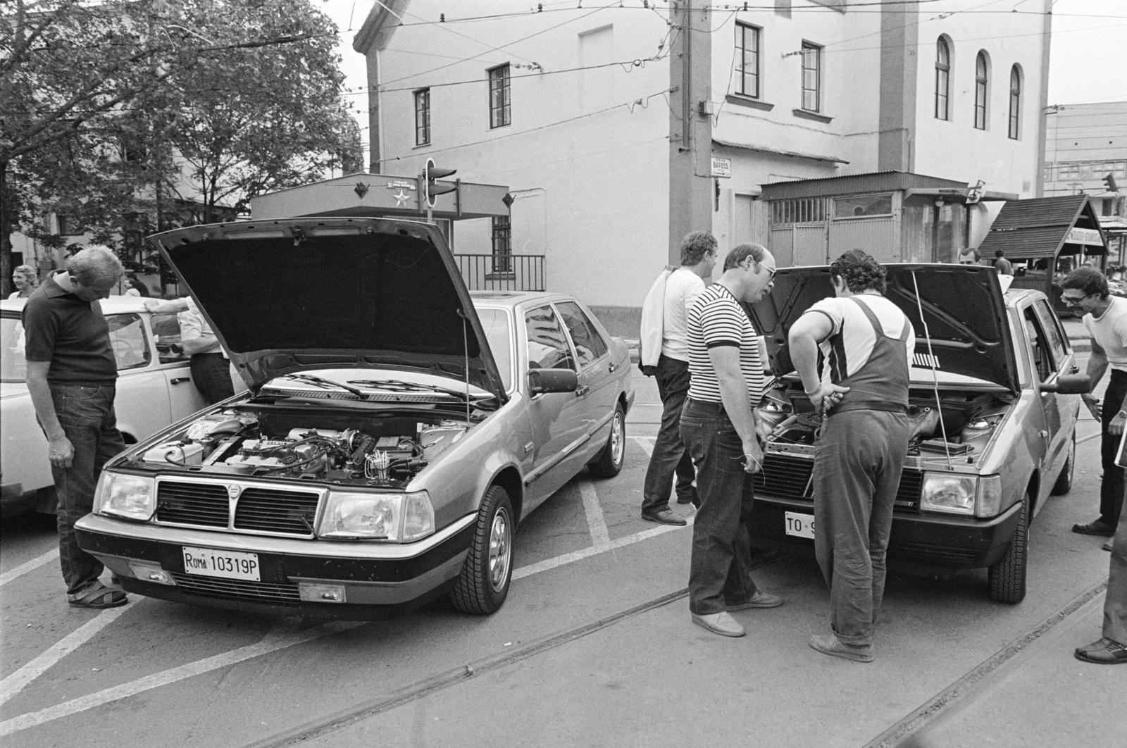 Magyarország, Budapest VIII., a felvétel a Baross kocsiszín előtt a Csúcsforgalom című műsor alkalmával készült., 1984, Prohászka Imre, Budapest, Fiat Uno, Lancia Thema, Lancia-márka, Fiat-márka, Fortepan #289014